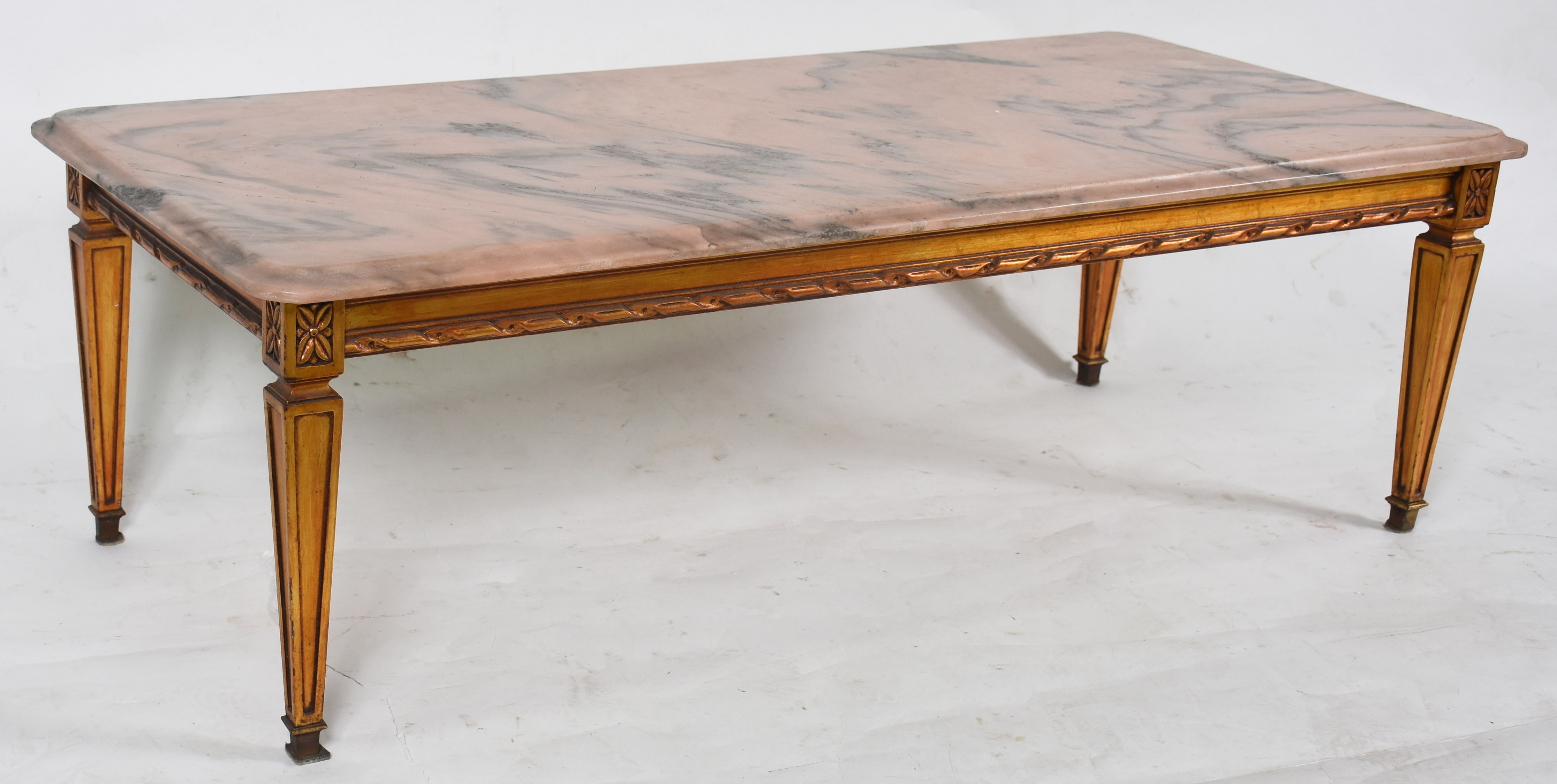 Mesa de centro de madeira dourada com tampo de mármore rosa . Medidas... - foto 2 de 3
