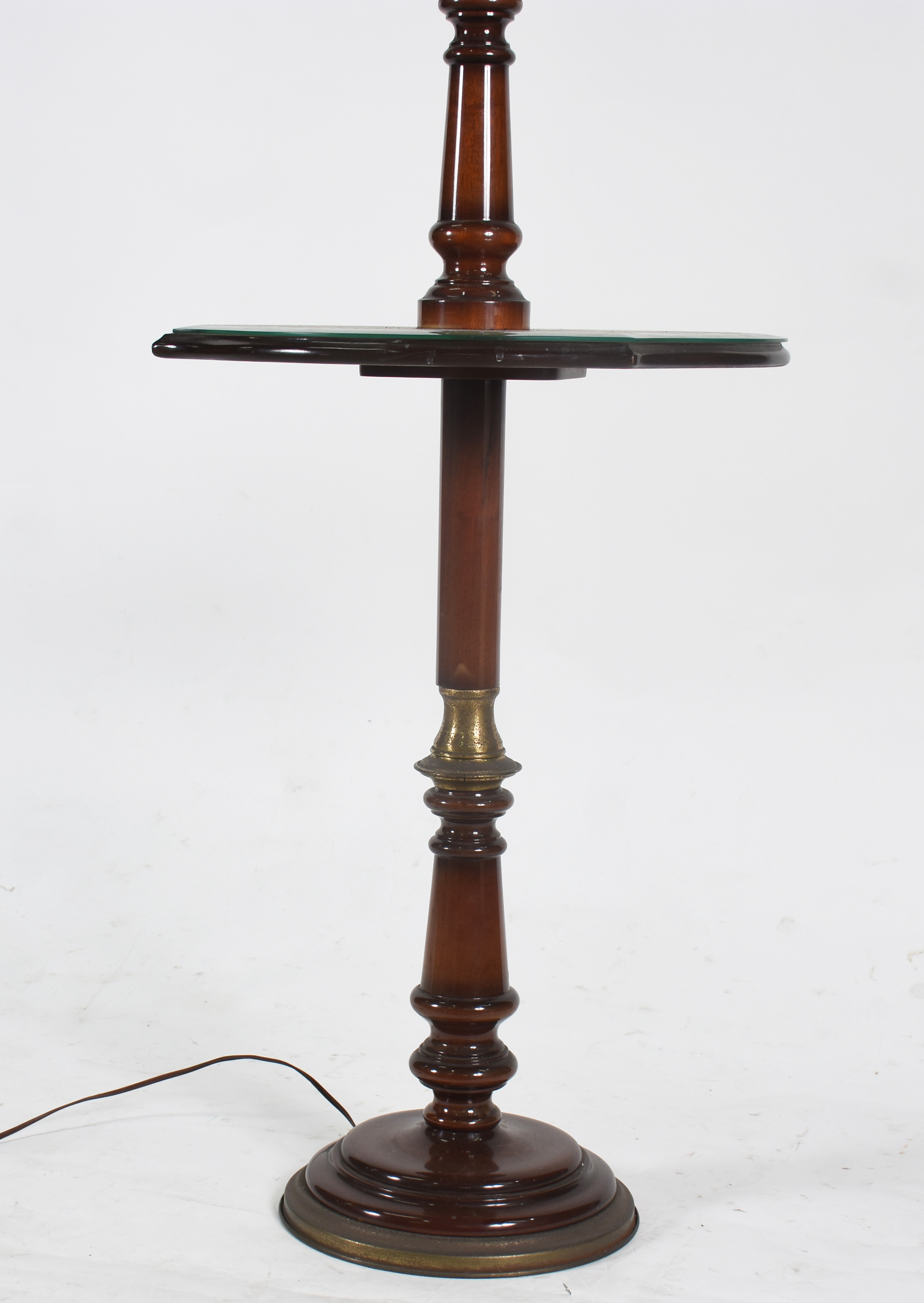 Mesa com abatjour acoplado e cúpula na cor bege . medidas 173 alt x... - foto 2 de 3