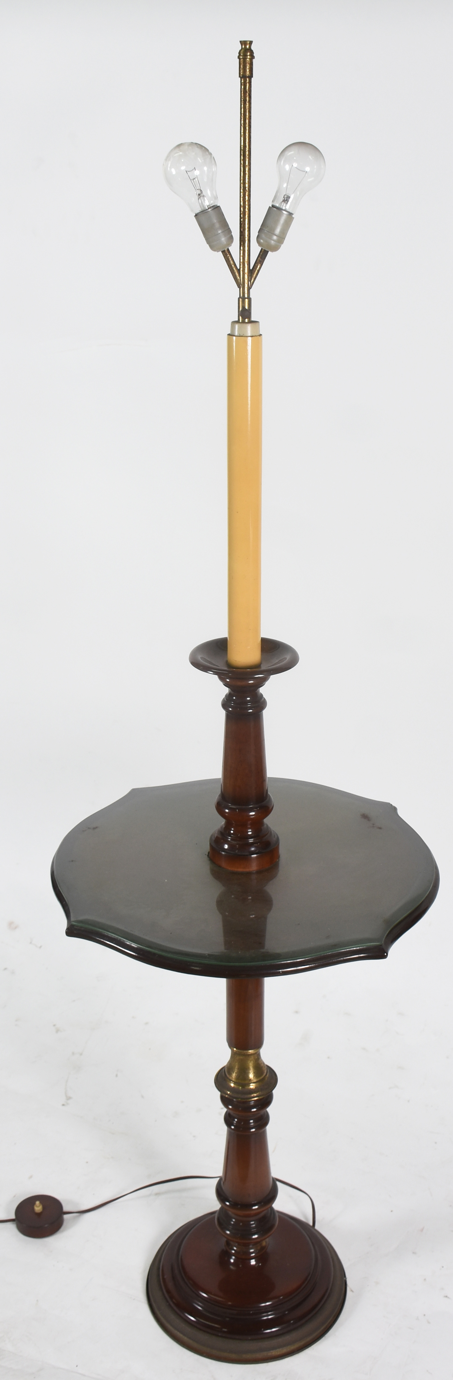 Mesa com abatjour acoplado e cúpula na cor bege . medidas 173 alt x... - foto 3 de 3