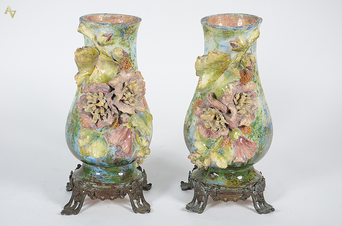 Par de vasos de cerâmica SARREGUEMINES com flores em relevo... - foto 1 de 2