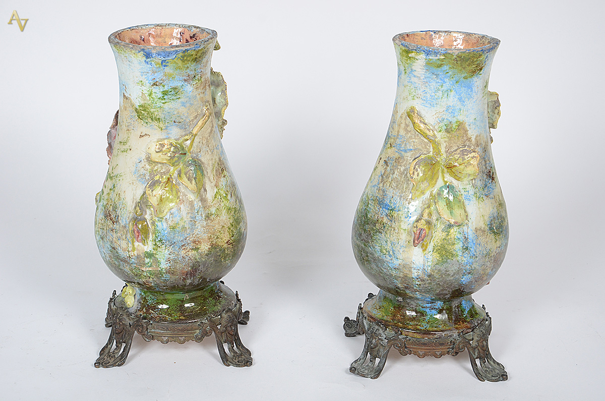 Par de vasos de cerâmica SARREGUEMINES com flores em relevo... - foto 2 de 2