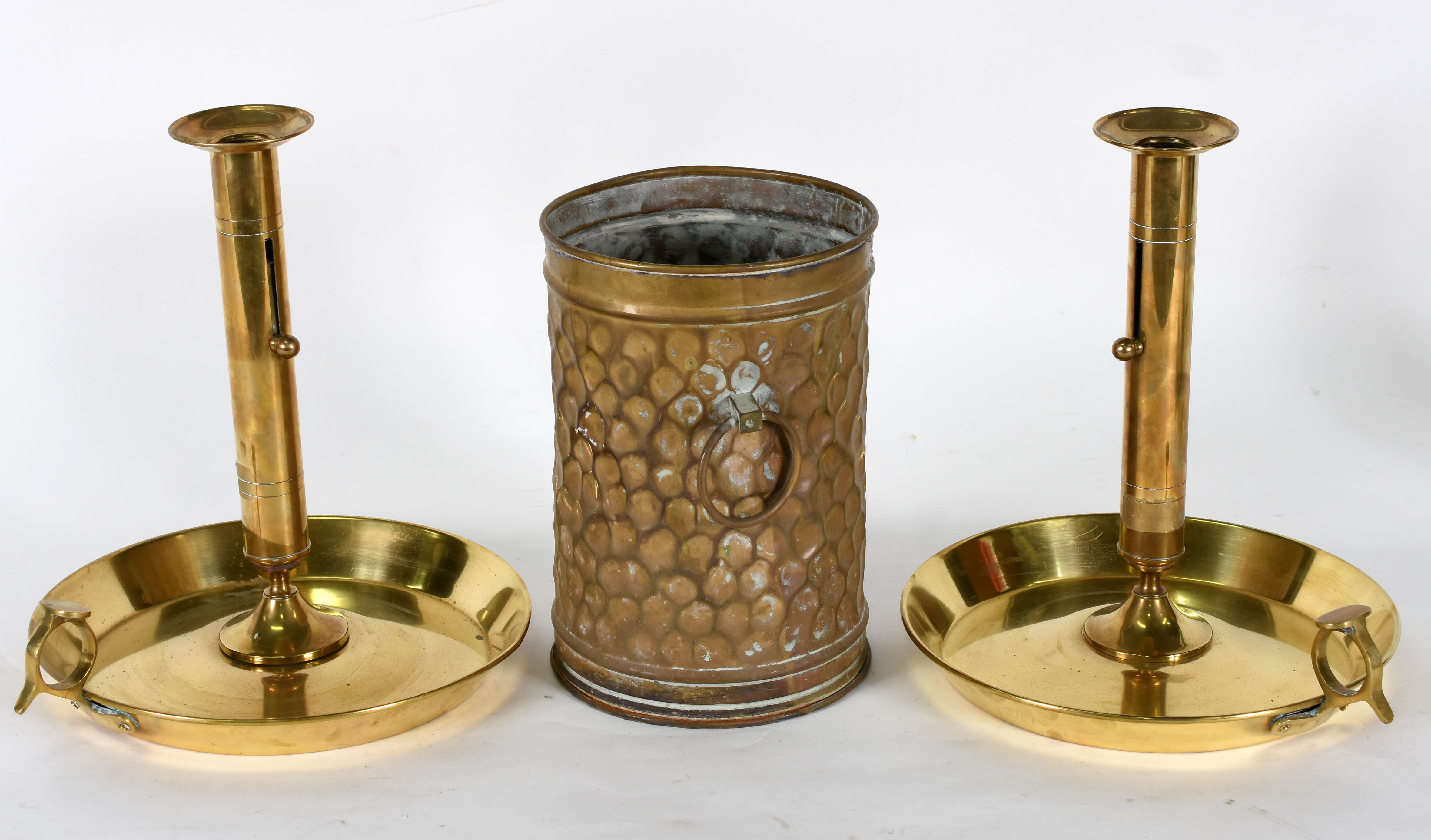 Três peças , sendo lixeira de metal dourado e Par de castiçais de... - foto 2 de 3