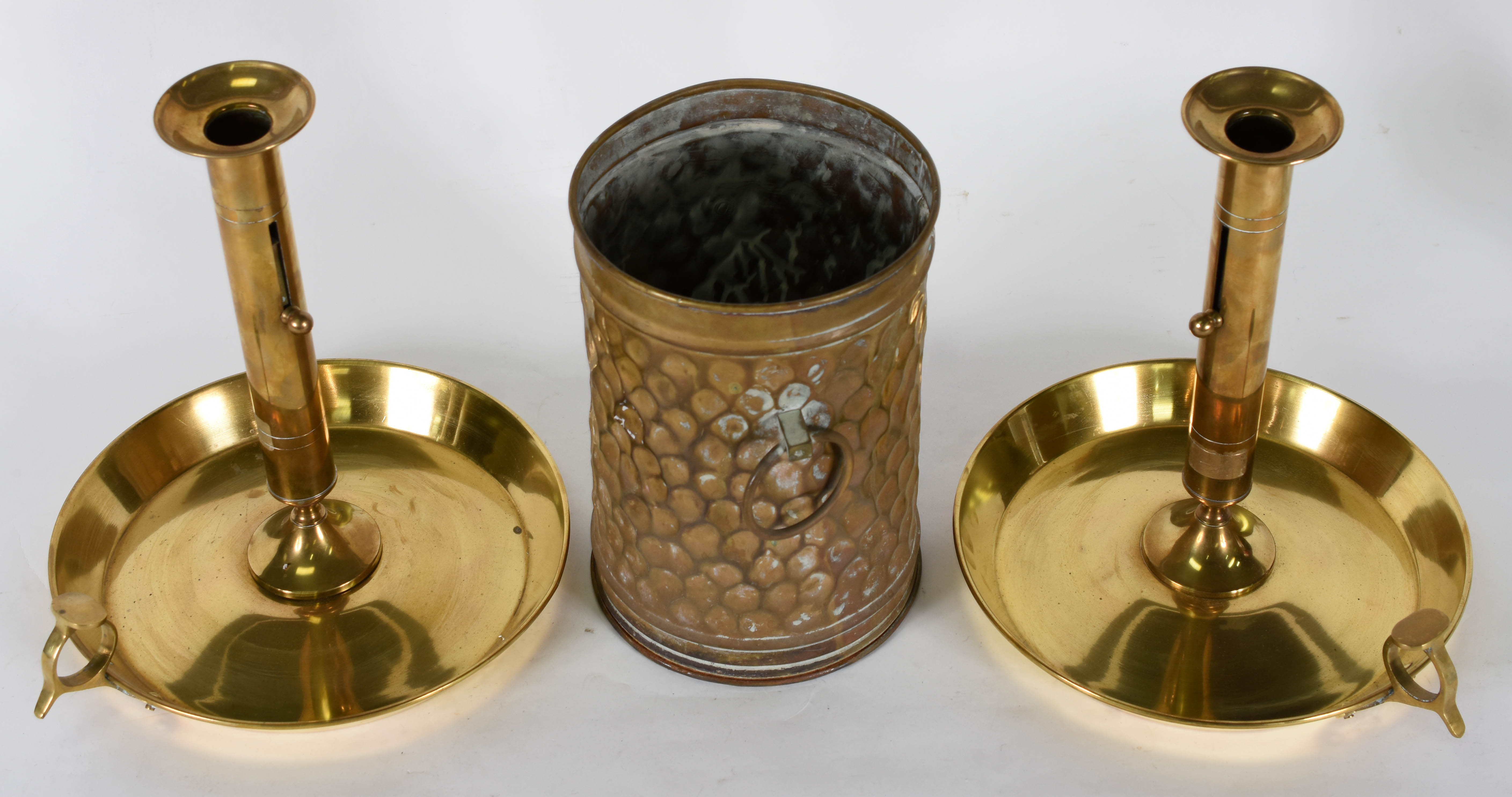 Três peças , sendo lixeira de metal dourado e Par de castiçais de... - foto 3 de 3
