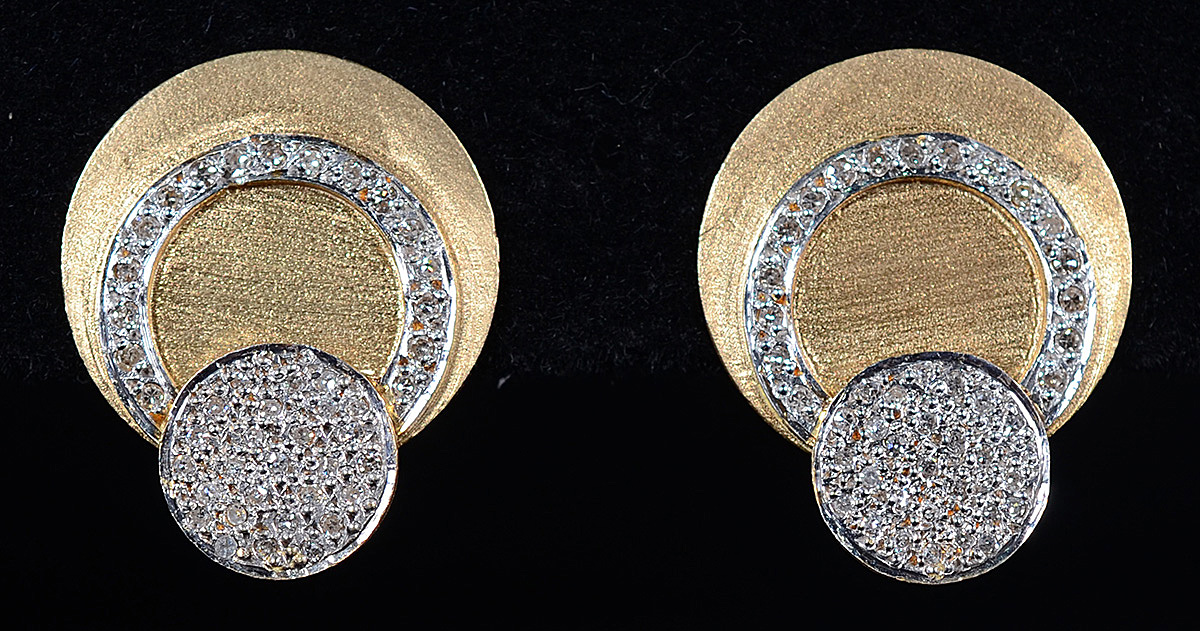 Par de brincos de ouro 18 k com duas cores e pavê com 0.90 ct de...