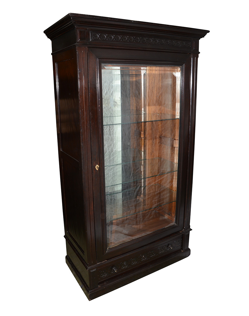 Vitrine de madeira nobre com porta de vidro bisotado, fundo espelhado...