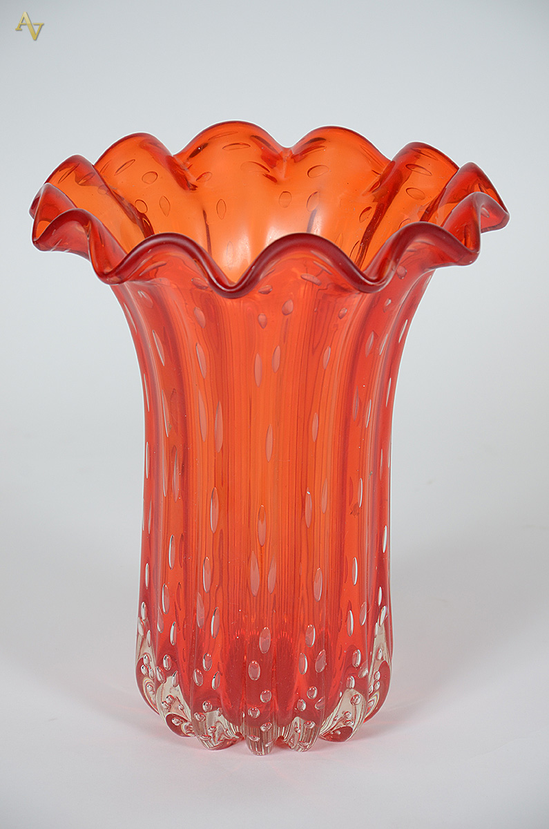 Vaso de murano na cor vermelho. Altura 30,5 cm.