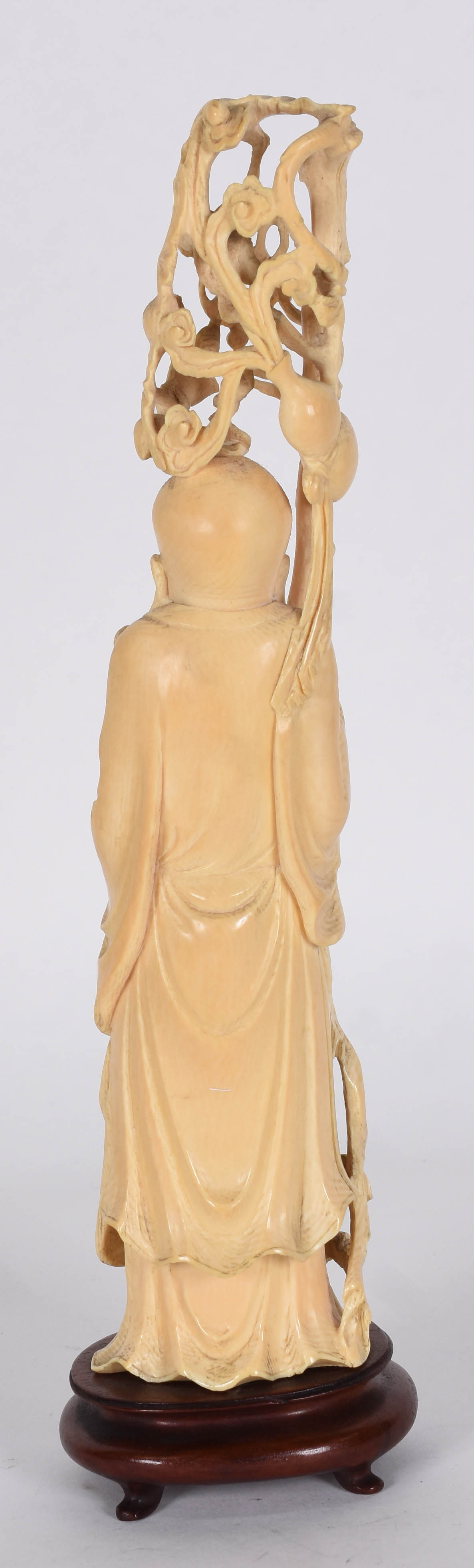 Estatueta de marfim representando ancião com cajado , base de madeira... - foto 2 de 3