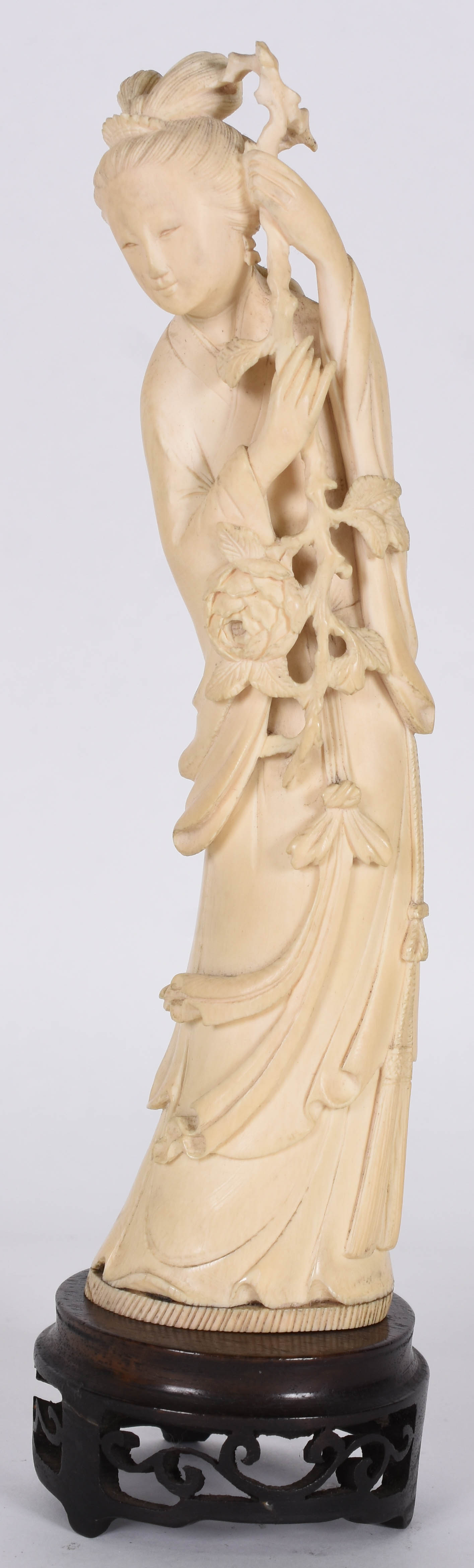 Estatueta de marfim representando gueixa com flor, base de madeira... - foto 1 de 3