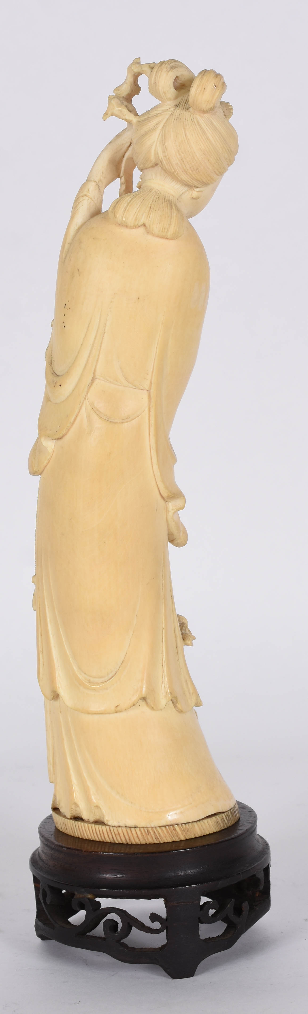 Estatueta de marfim representando gueixa com flor, base de madeira... - foto 2 de 3