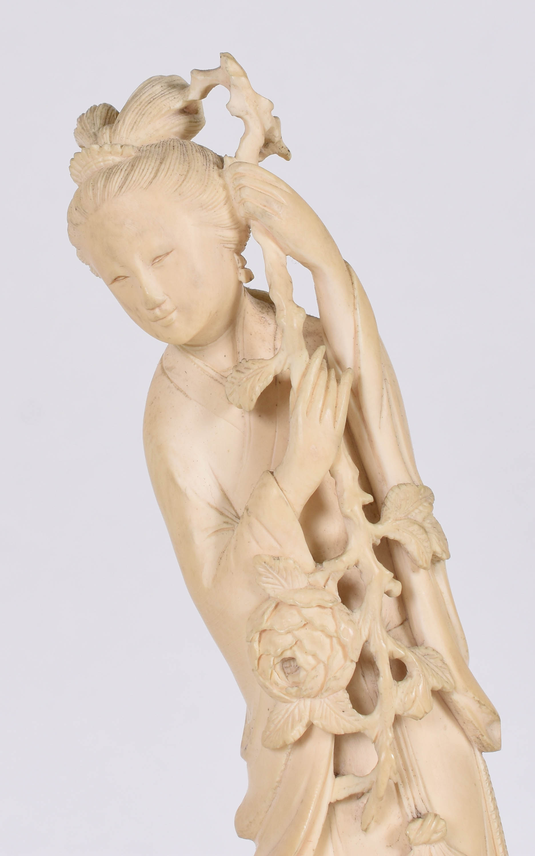 Estatueta de marfim representando gueixa com flor, base de madeira... - foto 3 de 3
