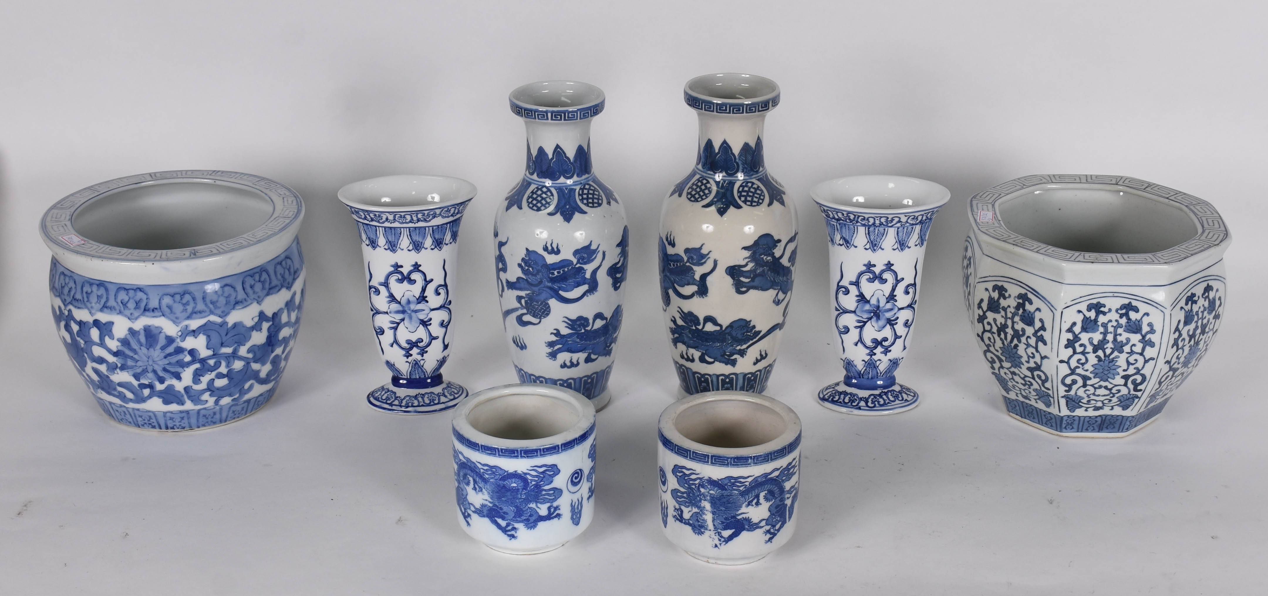Oito peças diversas de porcelana oriental azul e branca . - foto 1 de 5