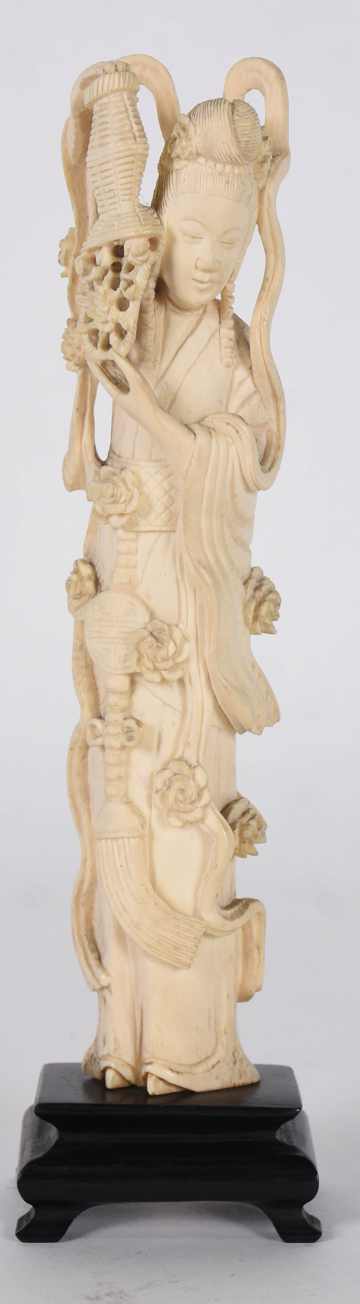 Estatueta de marfim representando gueixa com flores , base de madeira... - foto 1 de 3