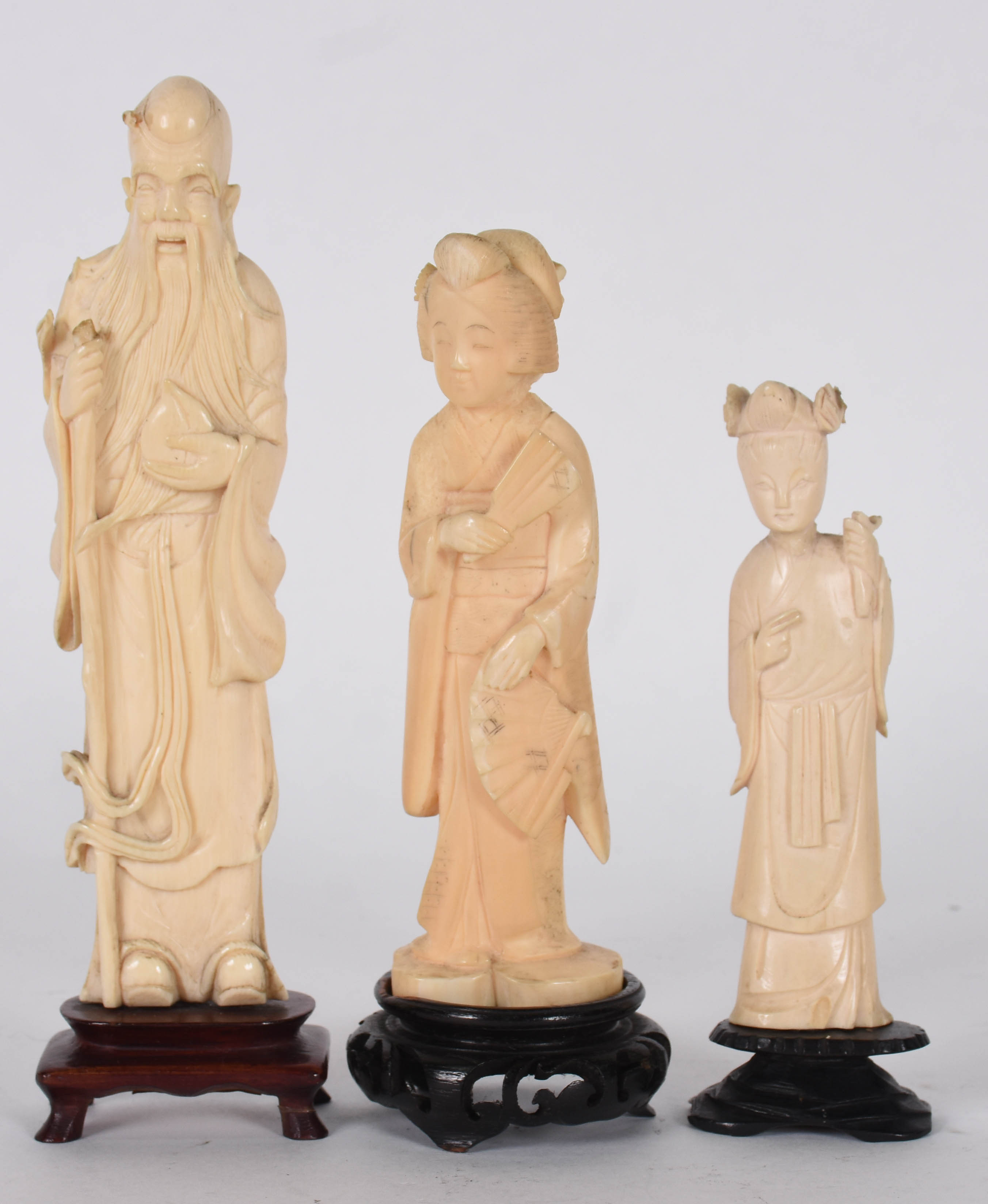Três estatuetas de marfim representando ancião e 2 gueixas , faltando... - foto 1 de 7