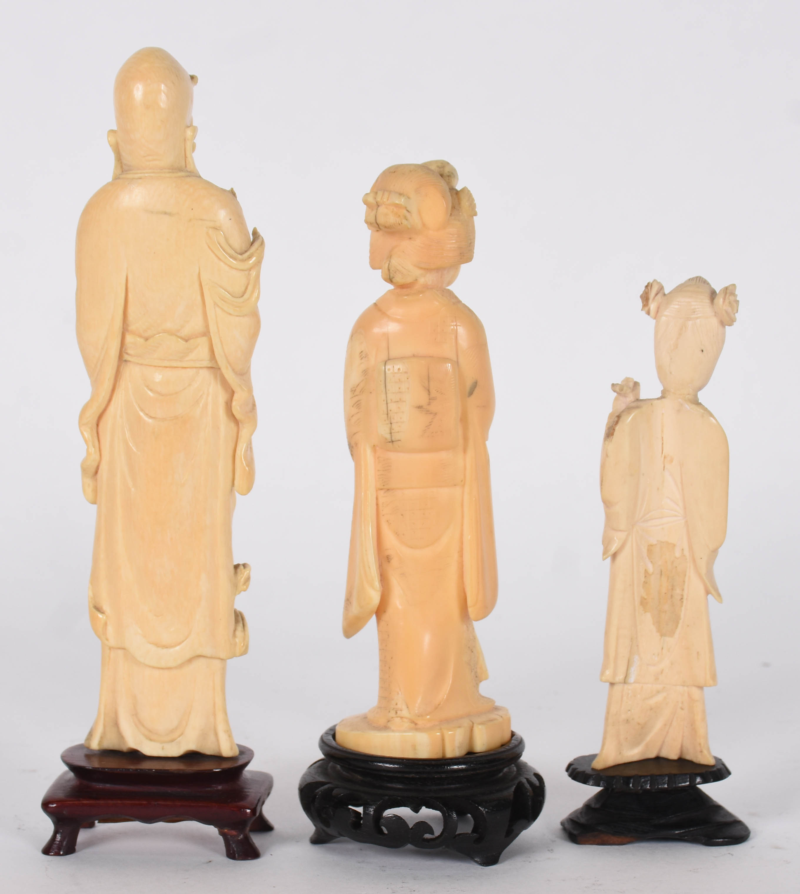 Três estatuetas de marfim representando ancião e 2 gueixas , faltando... - foto 2 de 7