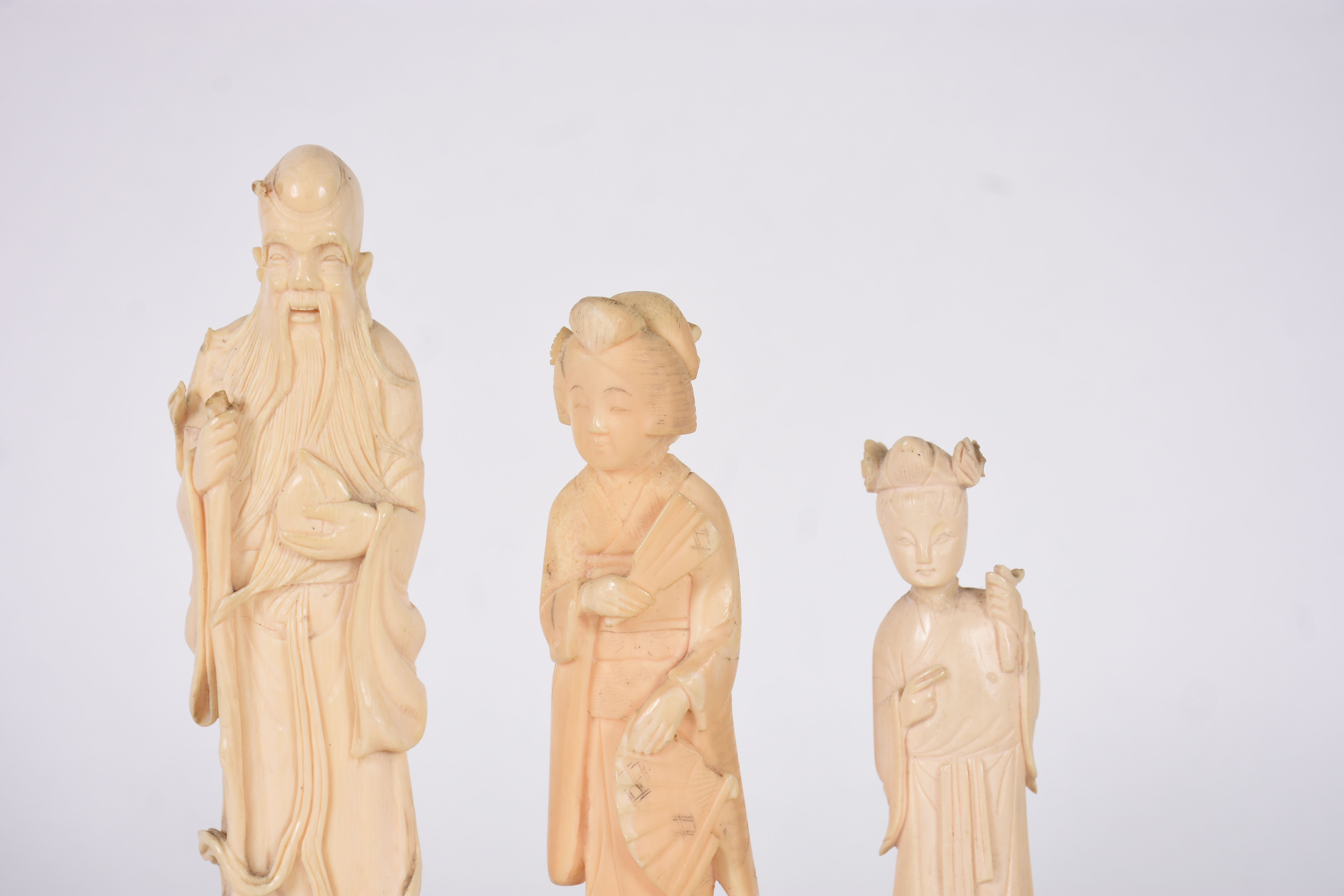 Três estatuetas de marfim representando ancião e 2 gueixas , faltando... - foto 3 de 7