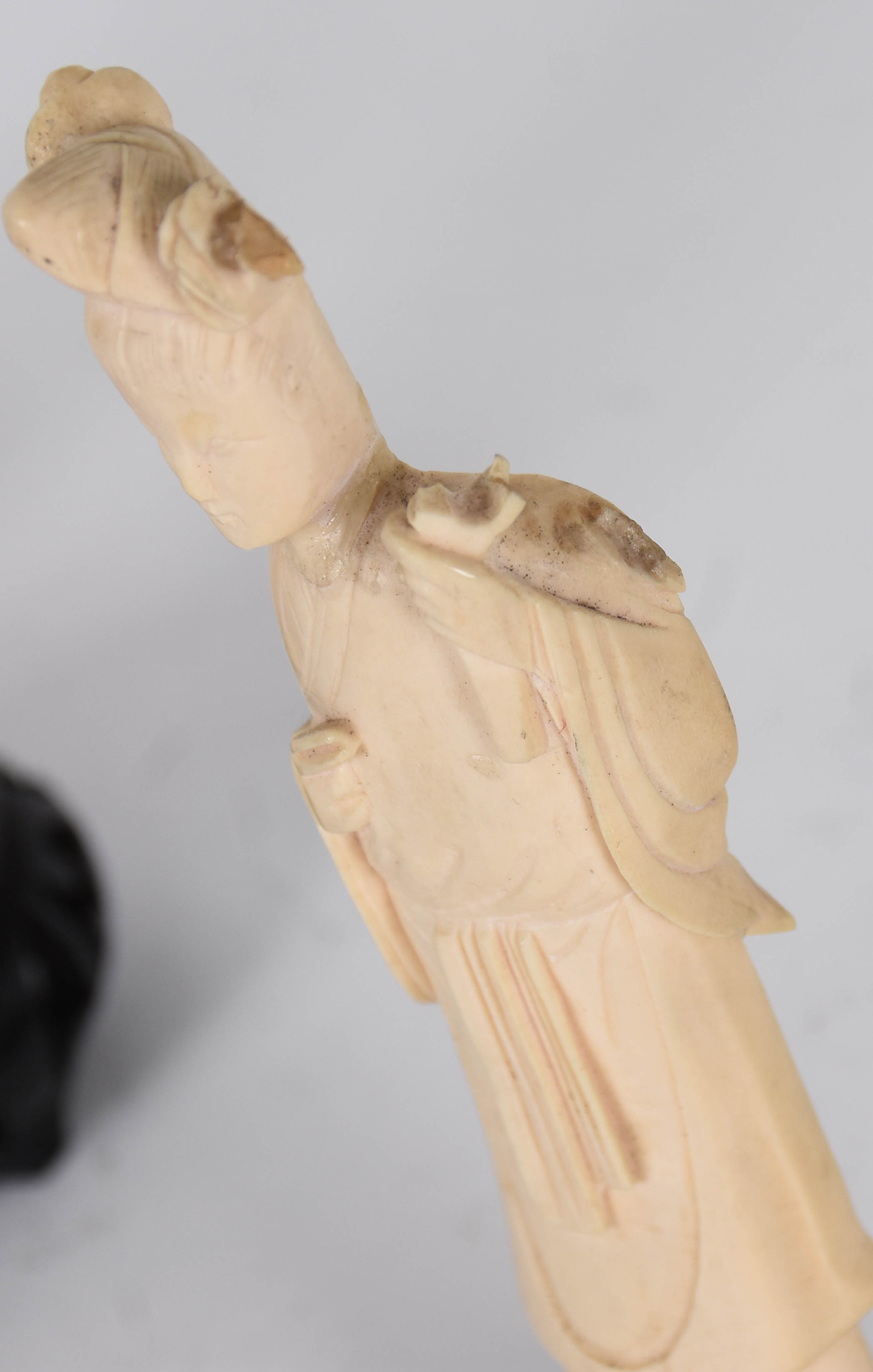 Três estatuetas de marfim representando ancião e 2 gueixas , faltando... - foto 6 de 7