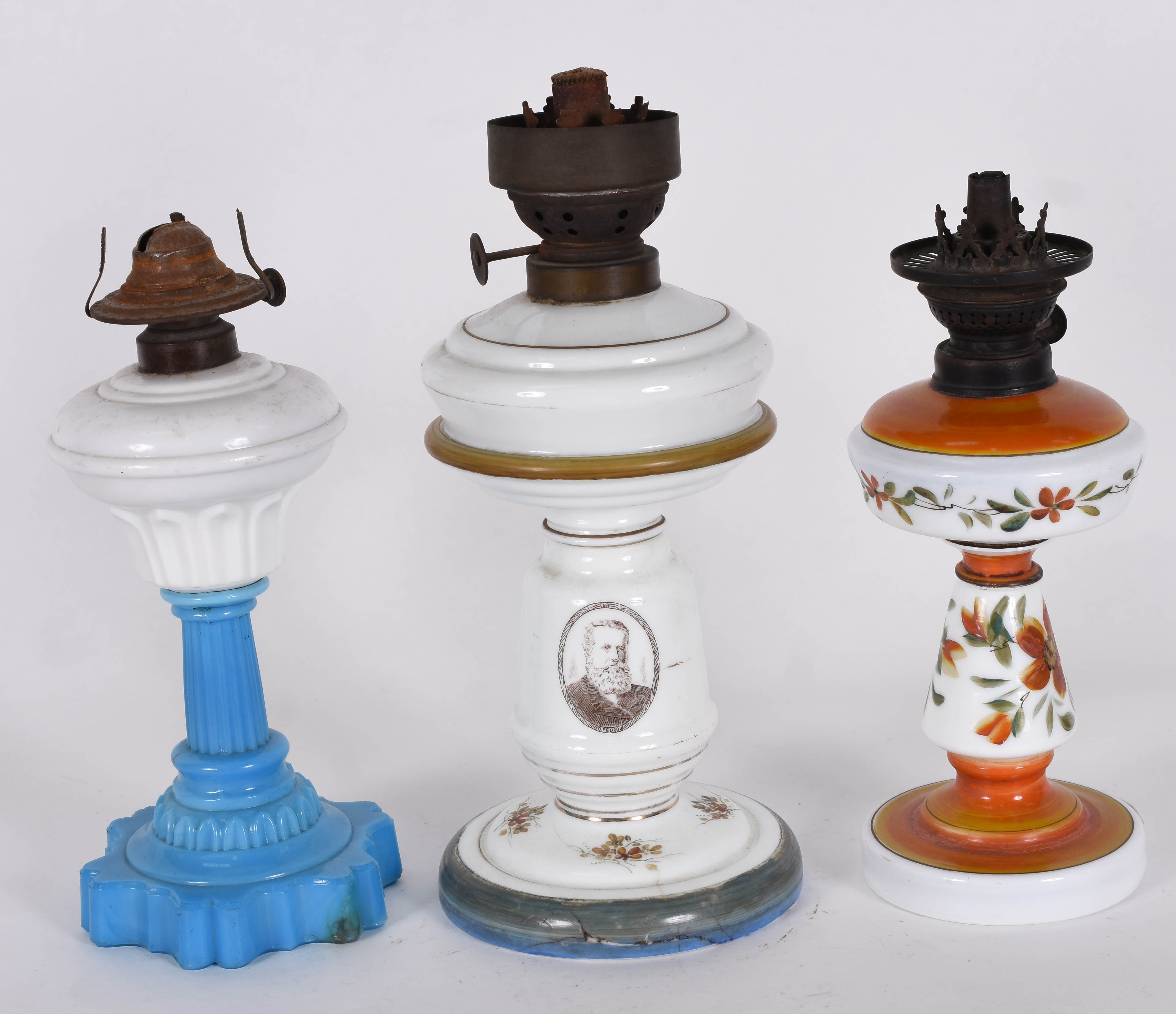 Três pequenas bases para abatjour de opalina ( modelos diferentes... - foto 1 de 4