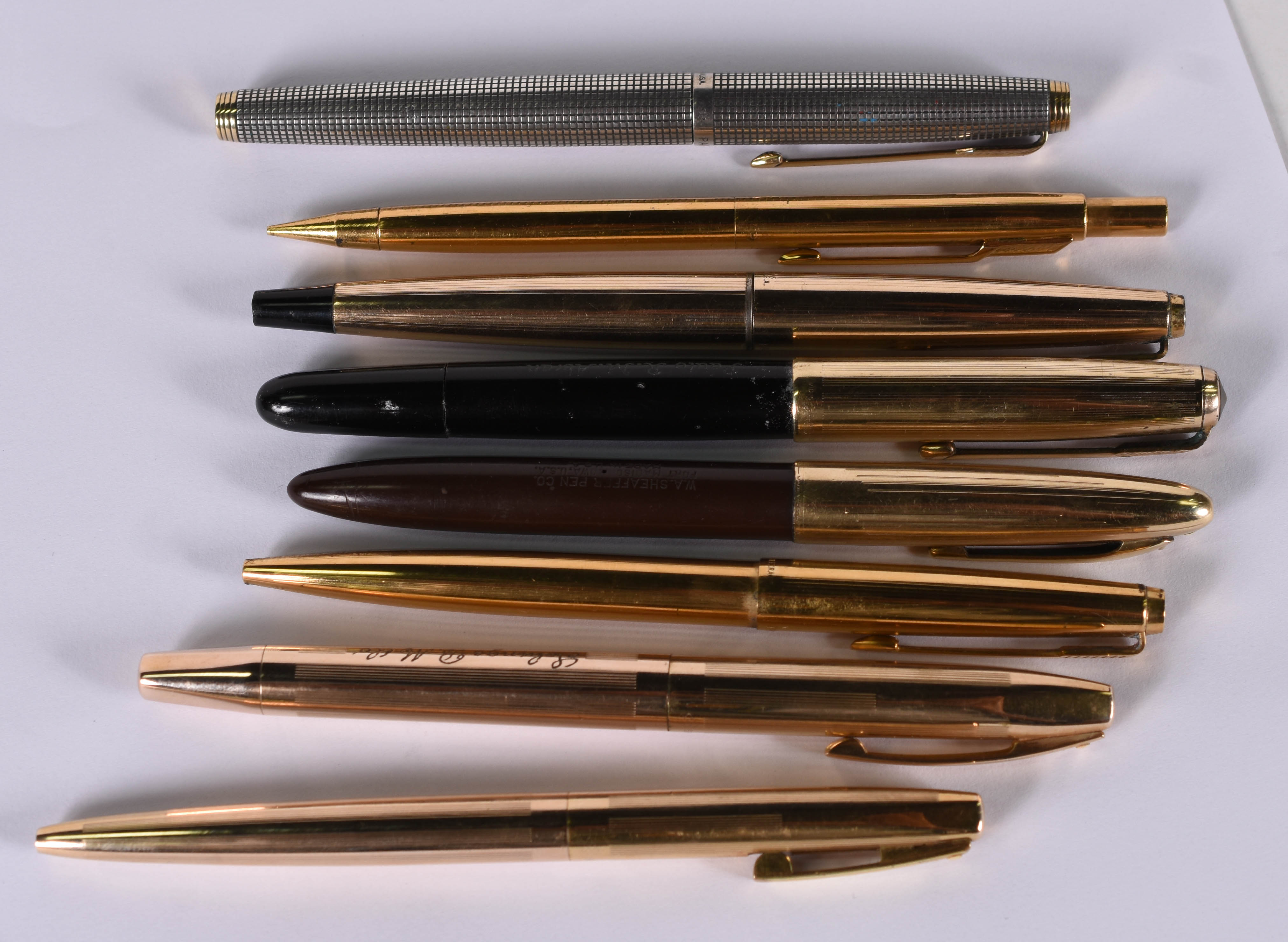 Sete canetas variadas , Parker e Sheaffer , 5 com nomes gravados e 3... - foto 1 de 8