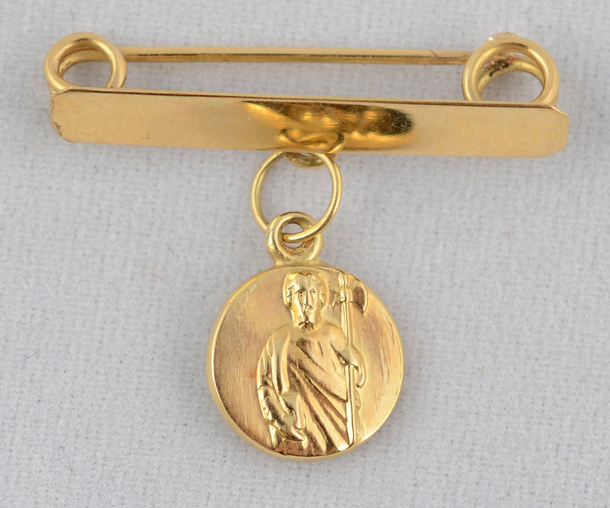 Alfinete de ouro amarelo 18 k modelo placa, com santinho. Peso total...