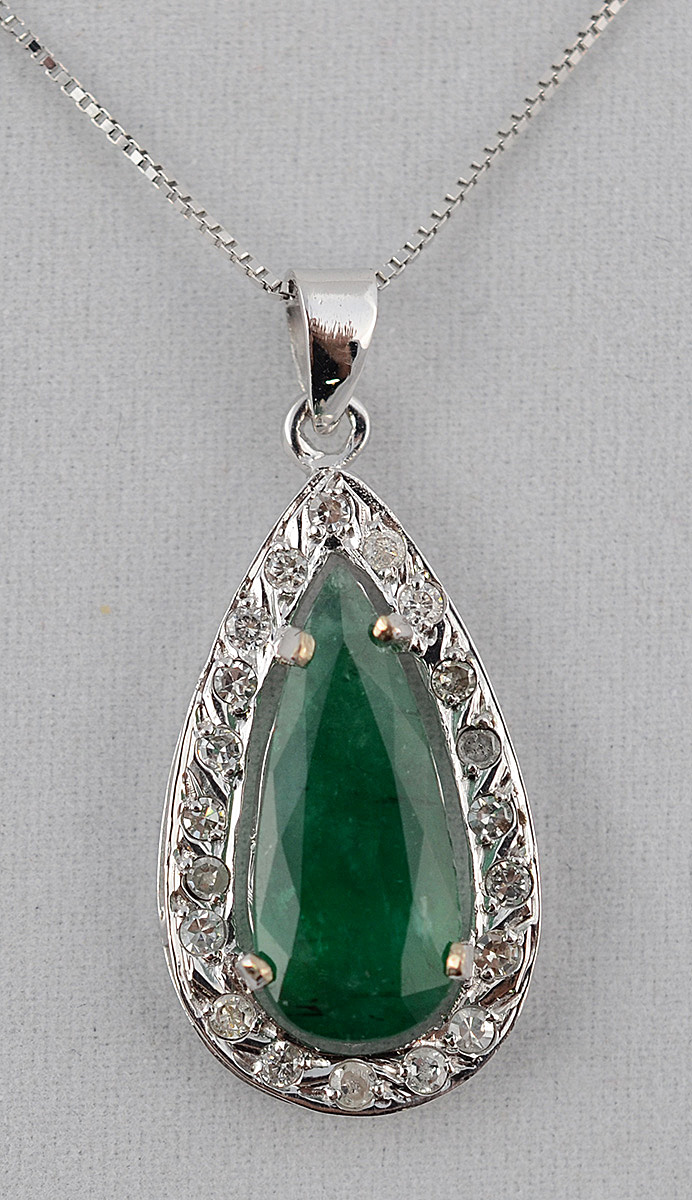 Pendente e seu cordão em ouro branco com esmeralda lapidação... - foto 1 de 2