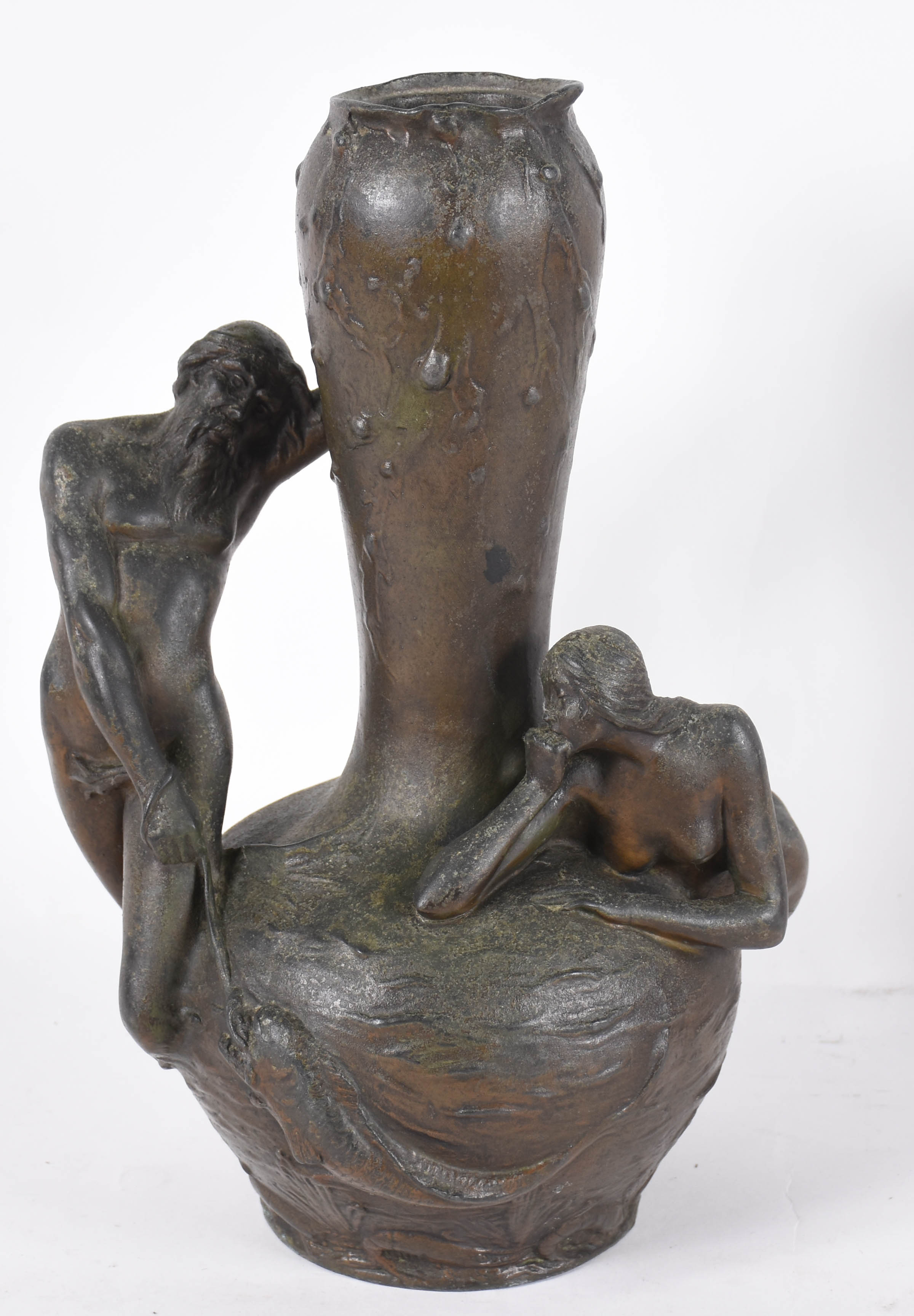 Vaso de petit bronze , ART NOVEAU ,com figura de casal , assinado . - foto 1 de 4