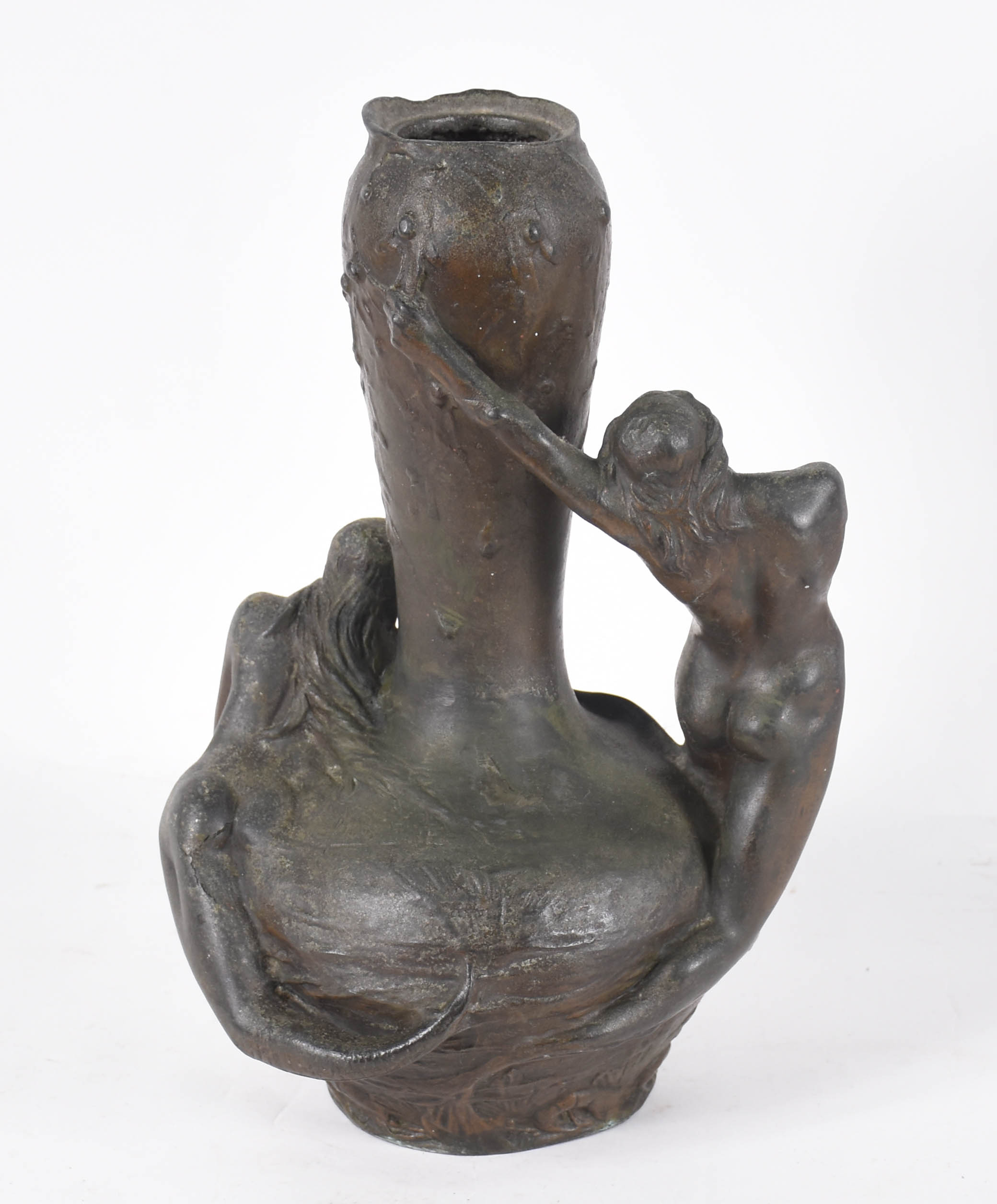 Vaso de petit bronze , ART NOVEAU ,com figura de casal , assinado . - foto 2 de 4