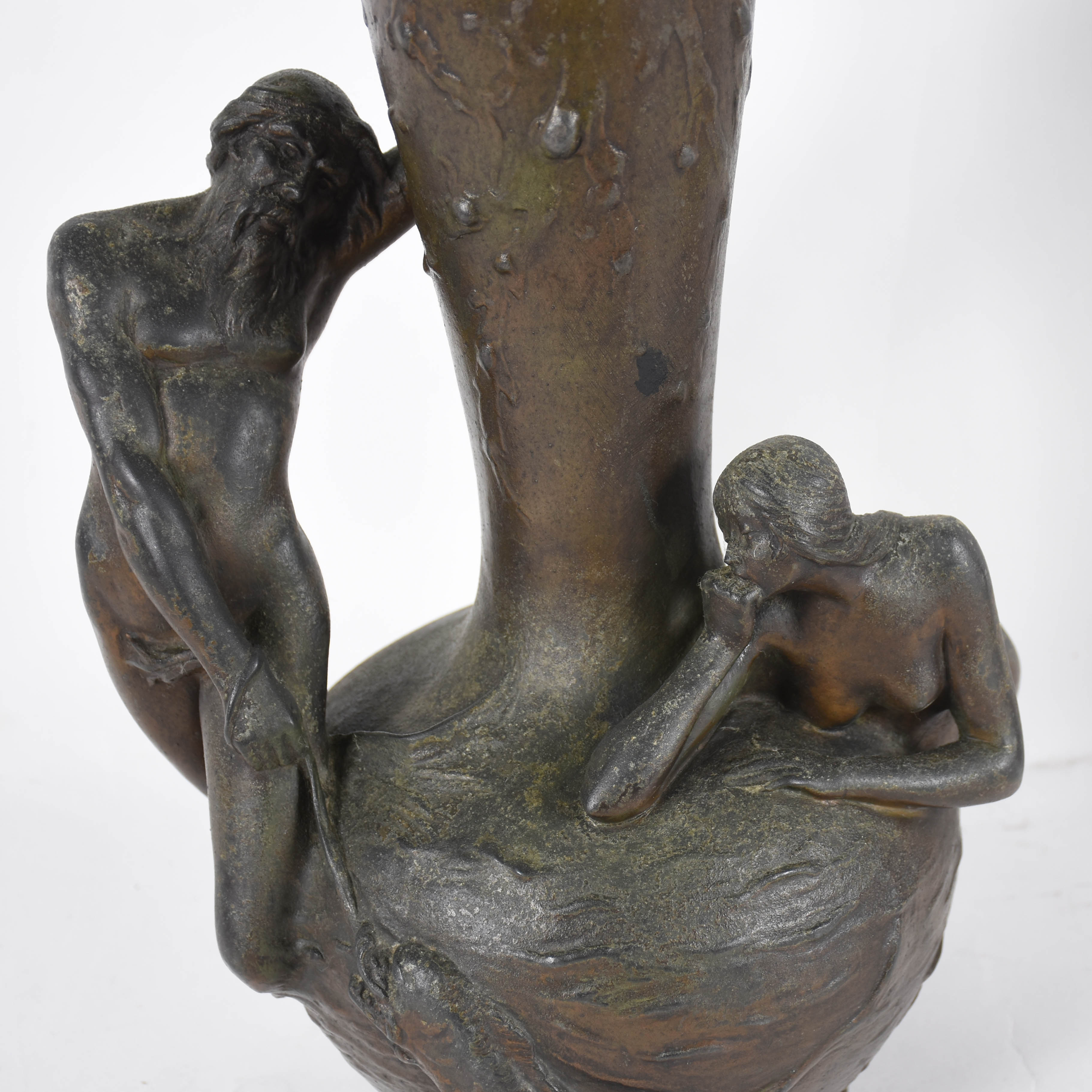 Vaso de petit bronze , ART NOVEAU ,com figura de casal , assinado . - foto 3 de 4