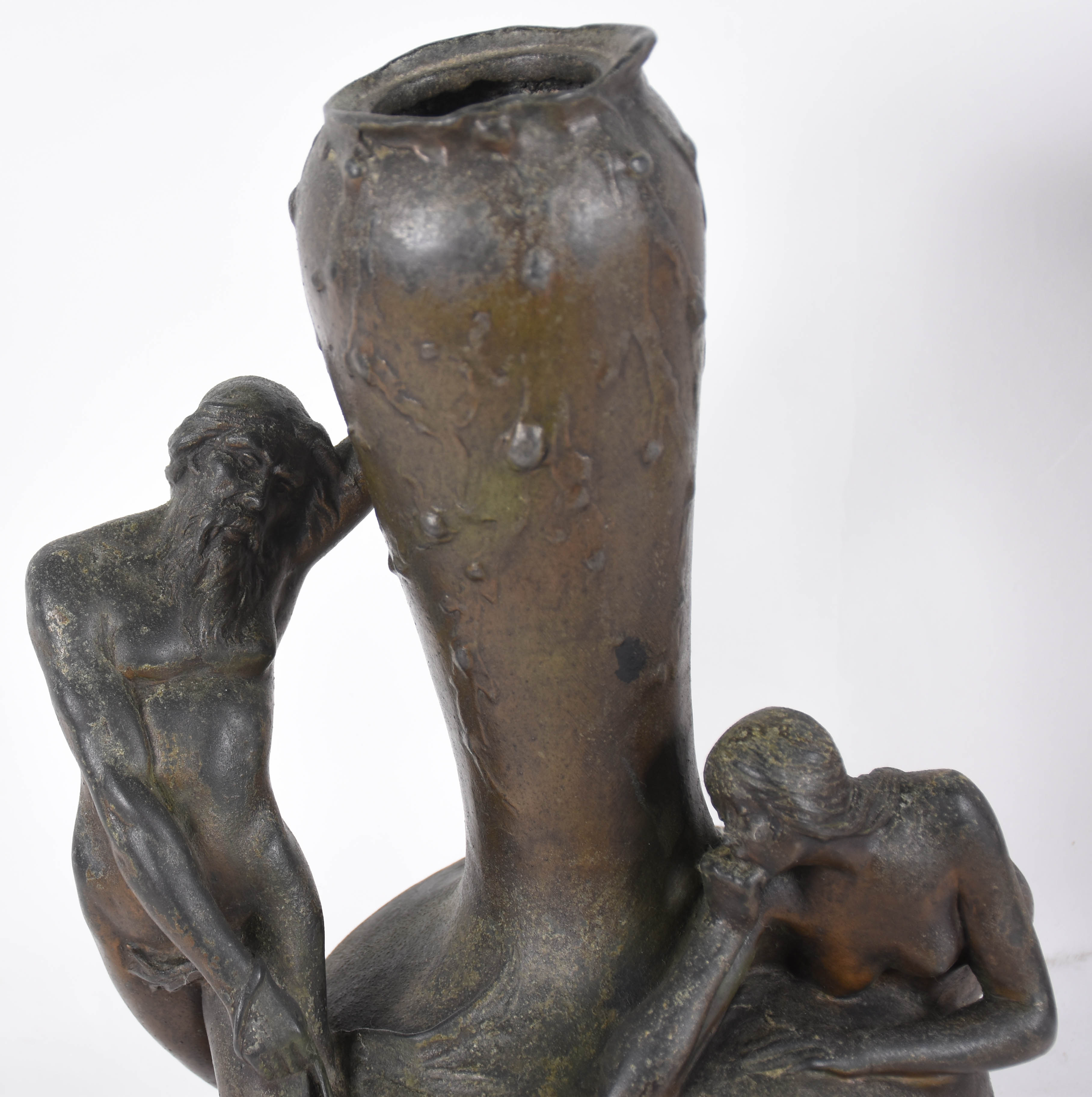Vaso de petit bronze , ART NOVEAU ,com figura de casal , assinado . - foto 4 de 4