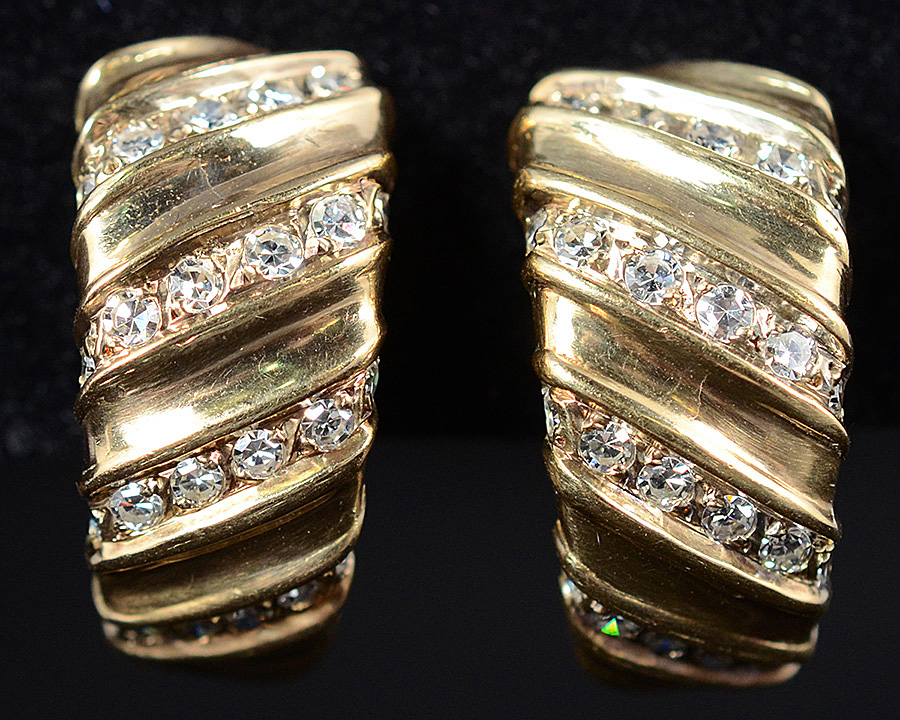 Par de brincos de ouro amarelo 18 k modelo meia lua com brilhantes... - foto 2 de 2