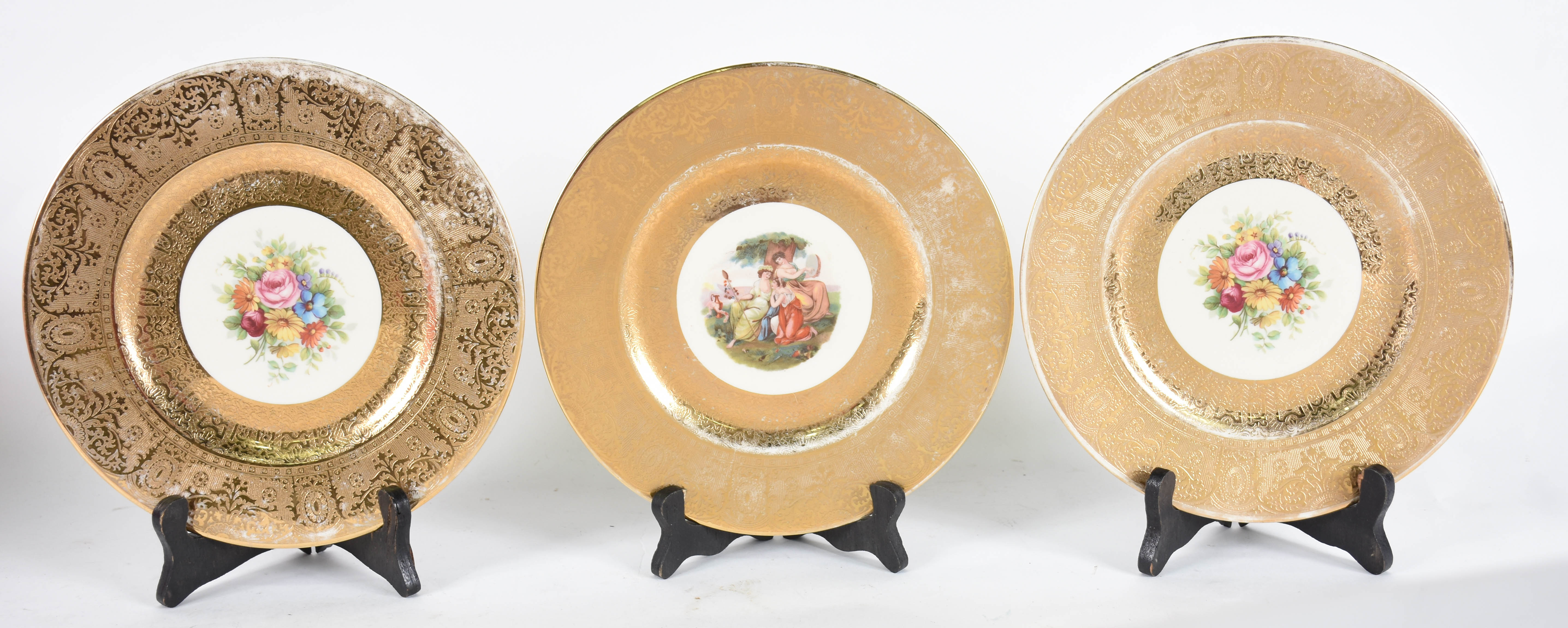Três pratos decorativos com aplicação em ouro 22 k Karat Gold . - foto 1 de 5