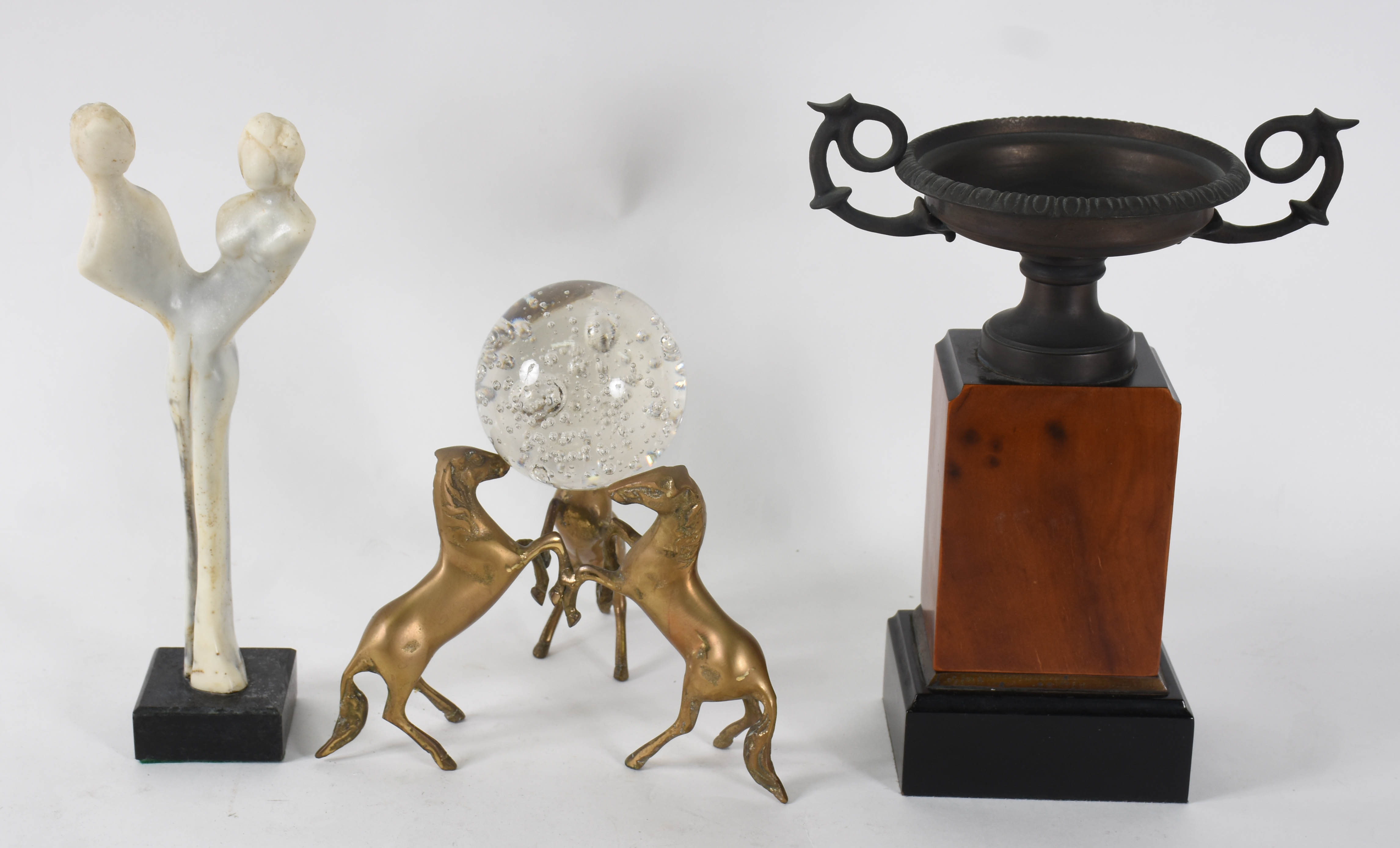 Três peças decorativas : Grupo escultórico com Cavalos sustentando... - foto 1 de 3