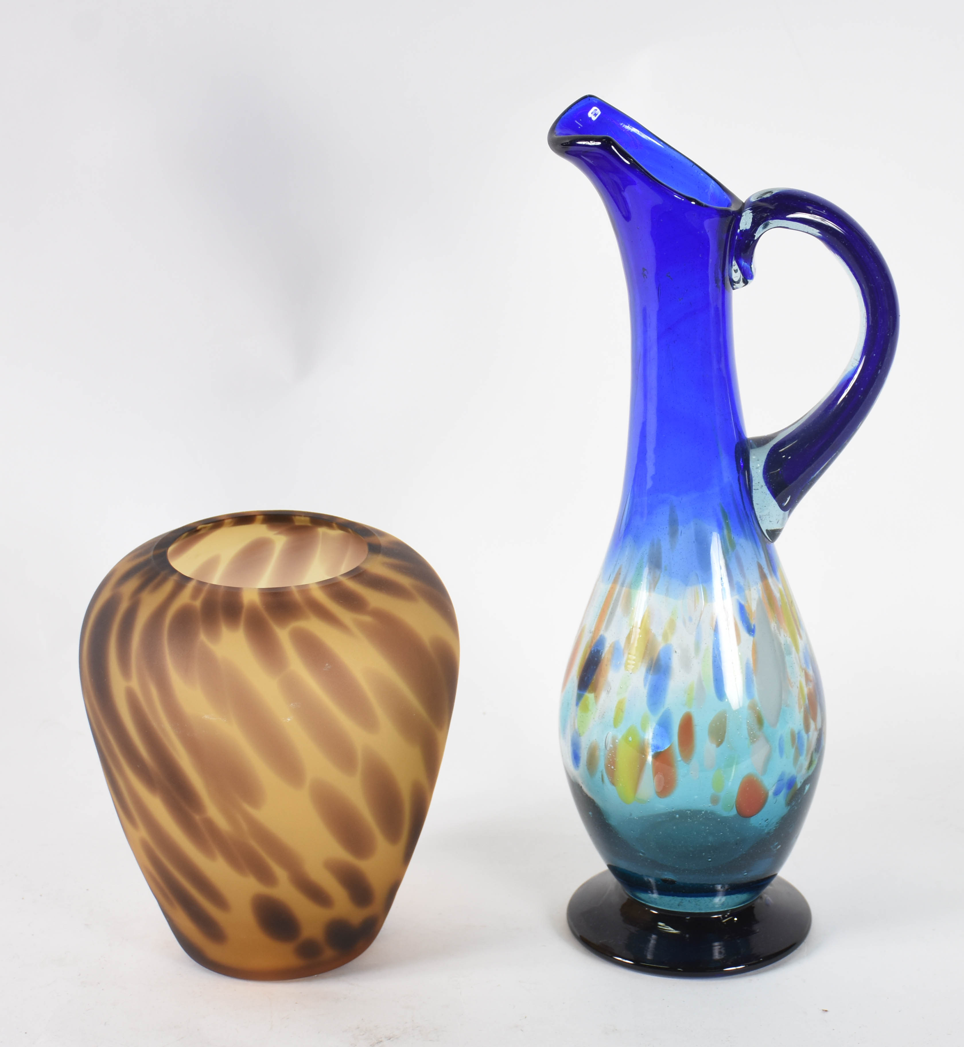 Duas peças , jarra de Murano e vaso tigrado . - foto 1 de 3