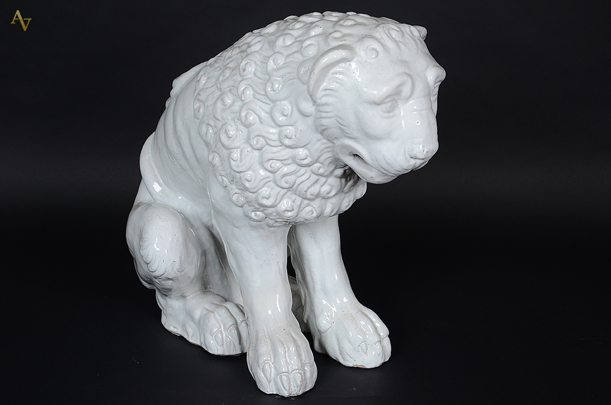 Escultura de cerâmica branca representando animal. Altura 52 cm. - foto 1 de 2