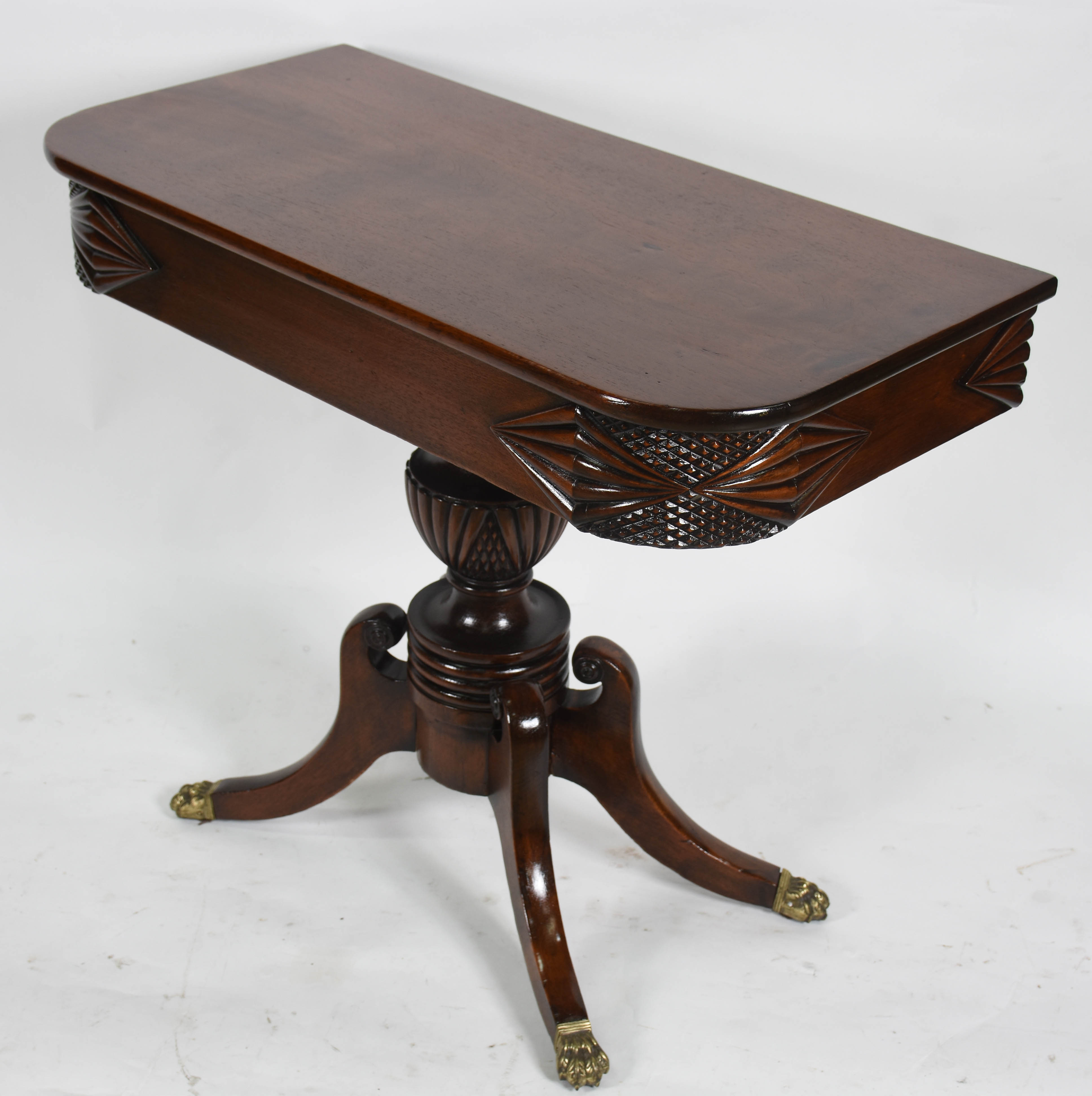 Mesa de encostar de madeira nobre, tampo retangular com quinas... - foto 3 de 5