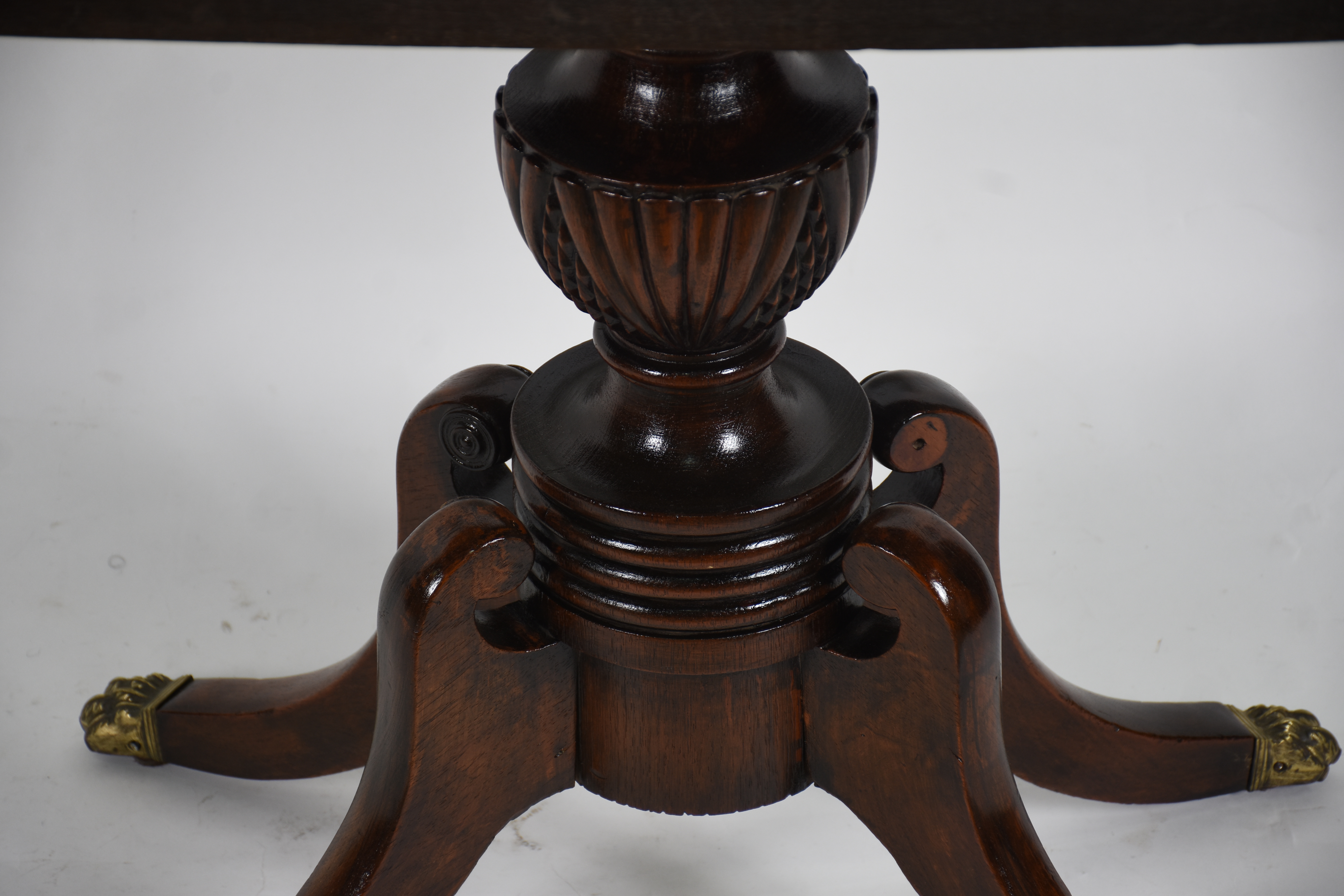 Mesa de encostar de madeira nobre, tampo retangular com quinas... - foto 5 de 5