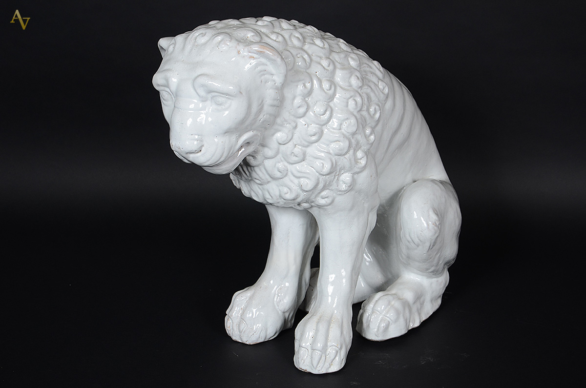 Escultura de cerâmica branca representando animal. Altura 52 cm. - foto 2 de 2