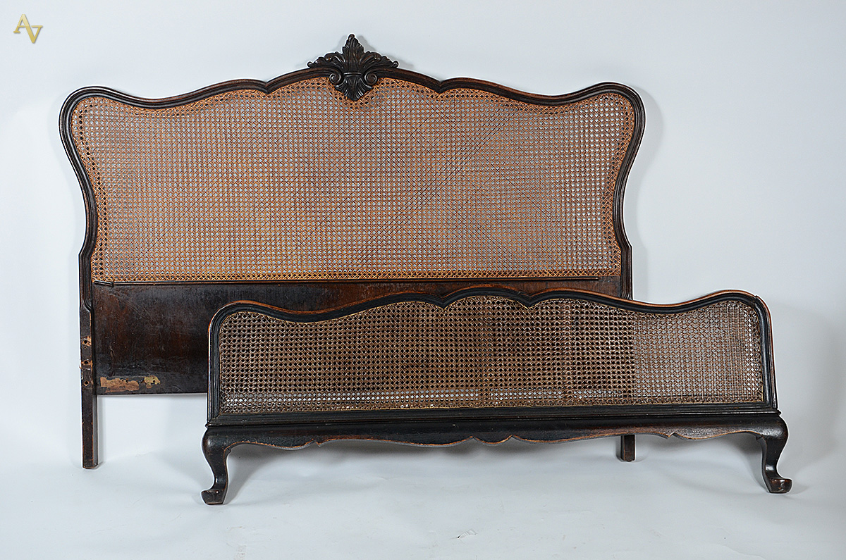 Cama de casal madeira nobre com cabeceira de palhinha (falta estrado).