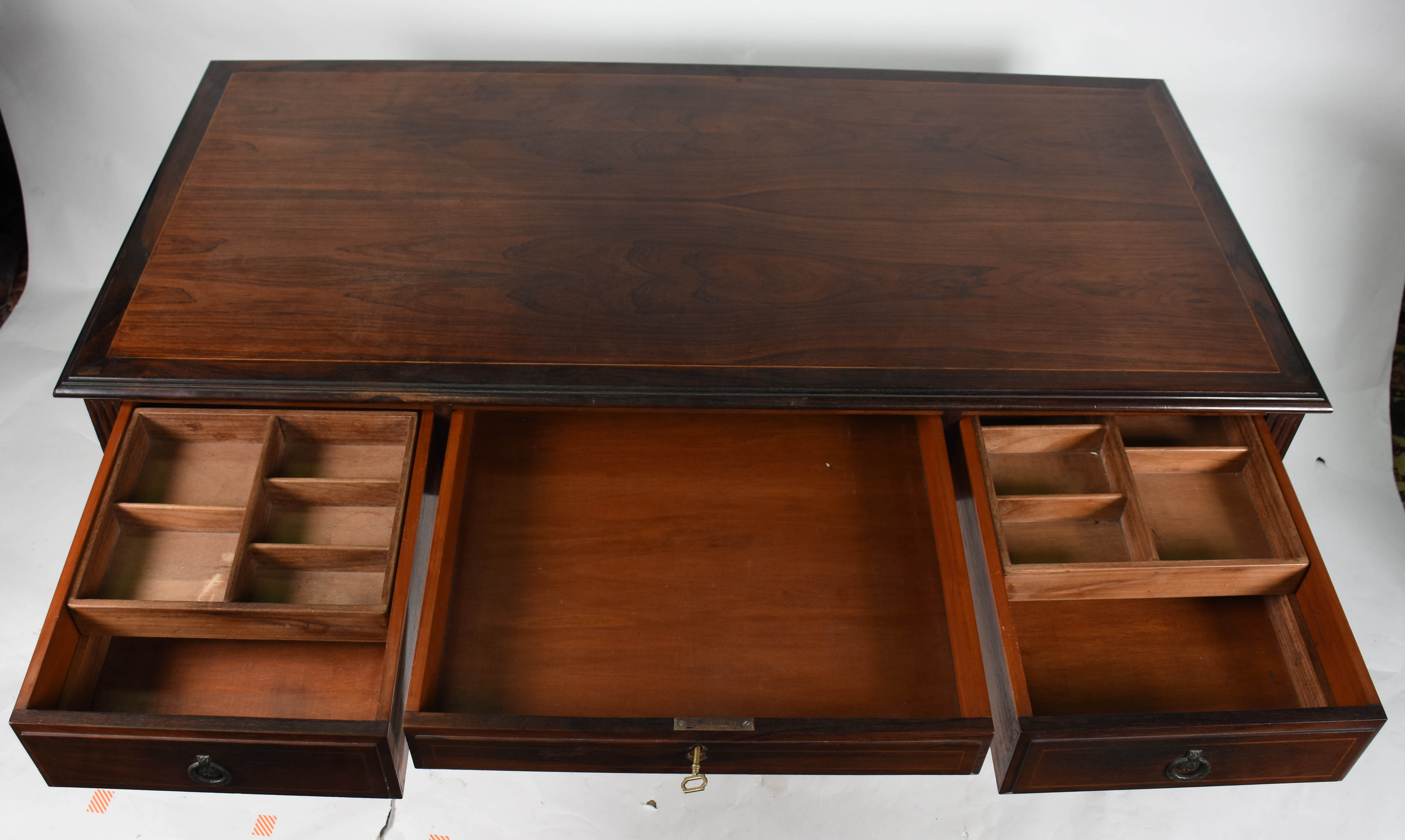 Mesa de escritório de jacarandá com 3 gavetas Estilo Inglês . - foto 5 de 7
