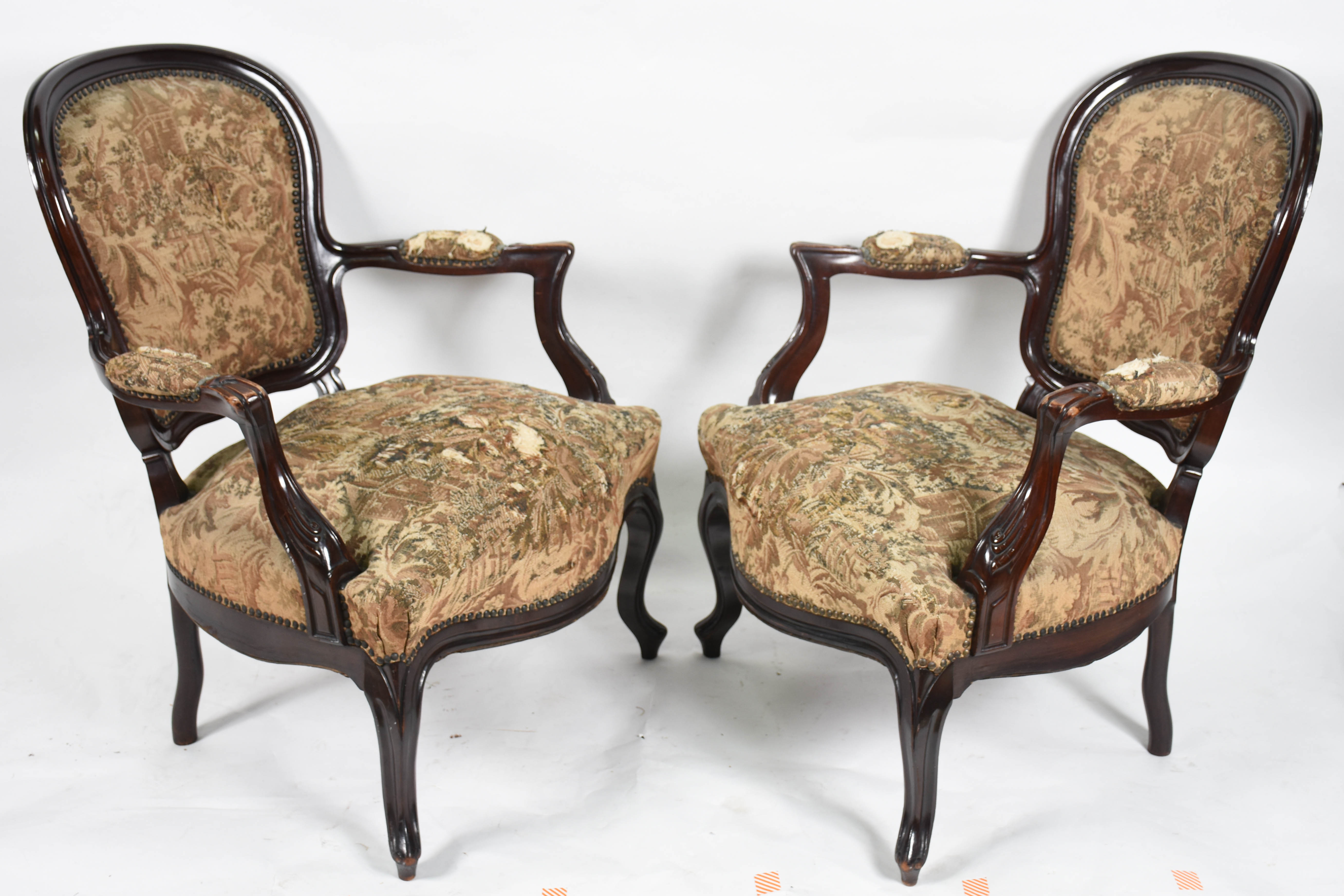 Par de cadeiras estilo Luís XV forradas com gobelain ( forração com... - foto 1 de 5