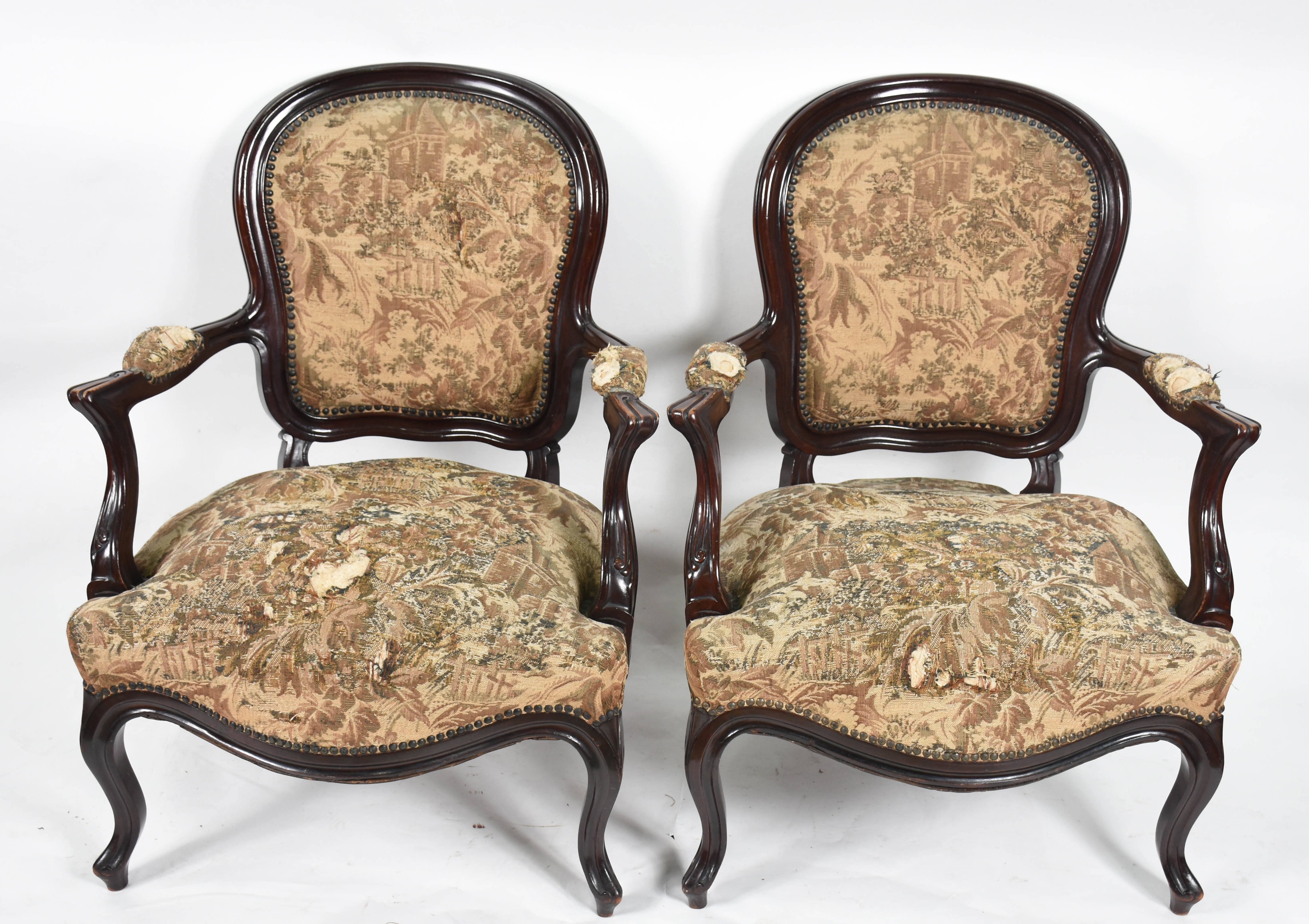 Par de cadeiras estilo Luís XV forradas com gobelain ( forração com... - foto 2 de 5
