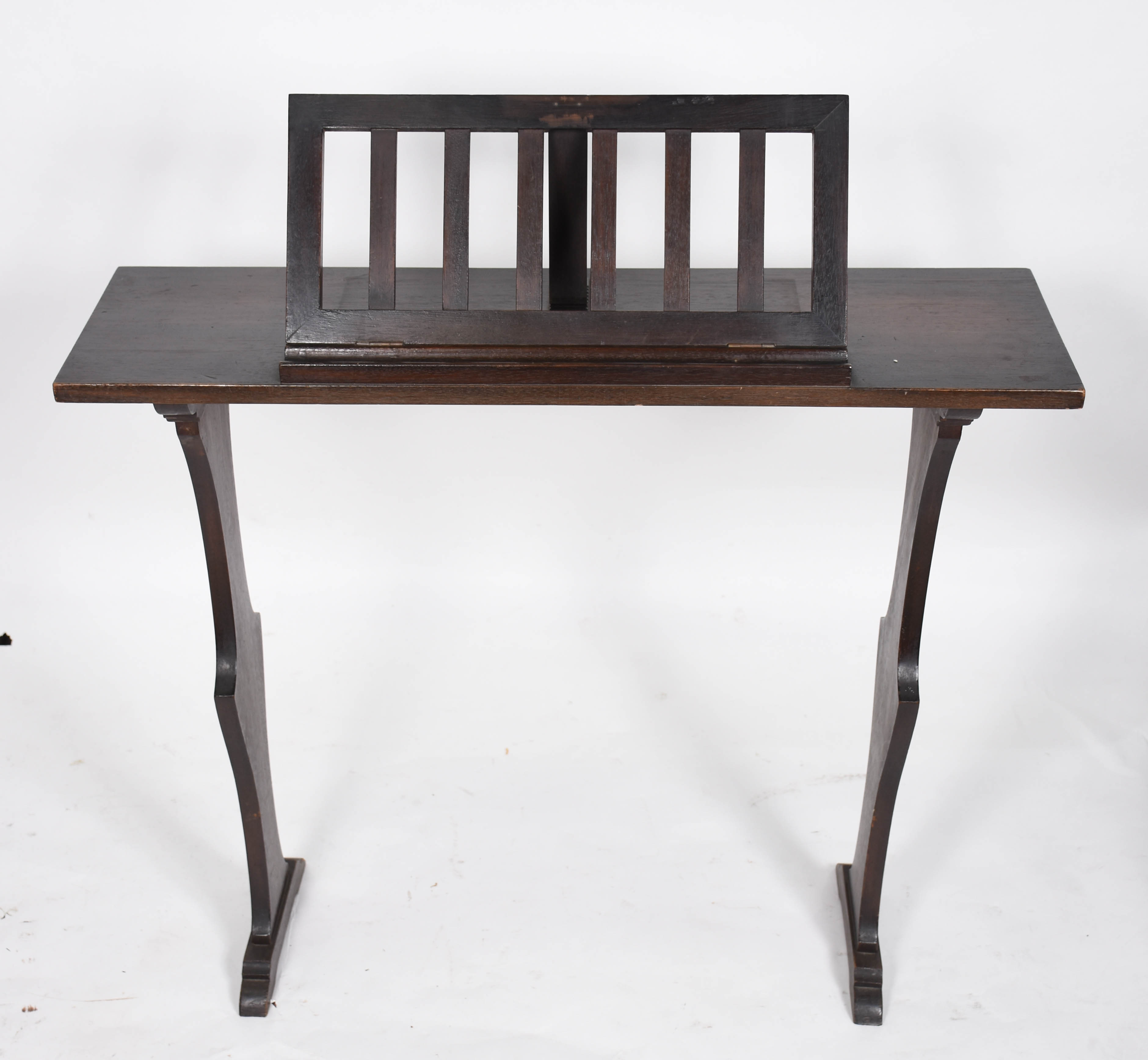 Mesa de madeira nobre para leitura, pernas altas que podem se... - foto 1 de 4