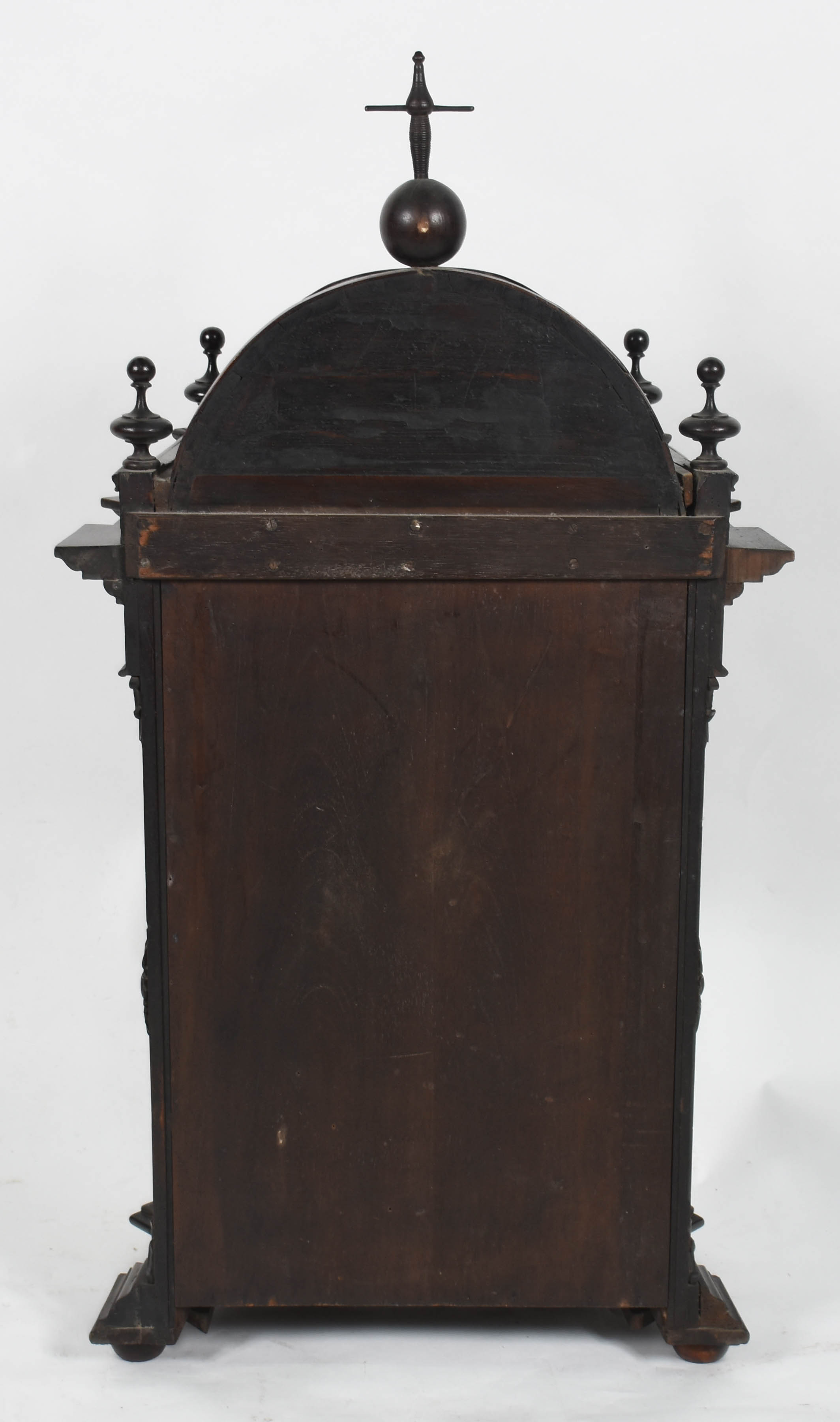 Pequeno oratório de madeira nobre com porta e laterais de vidro.. - foto 4 de 4