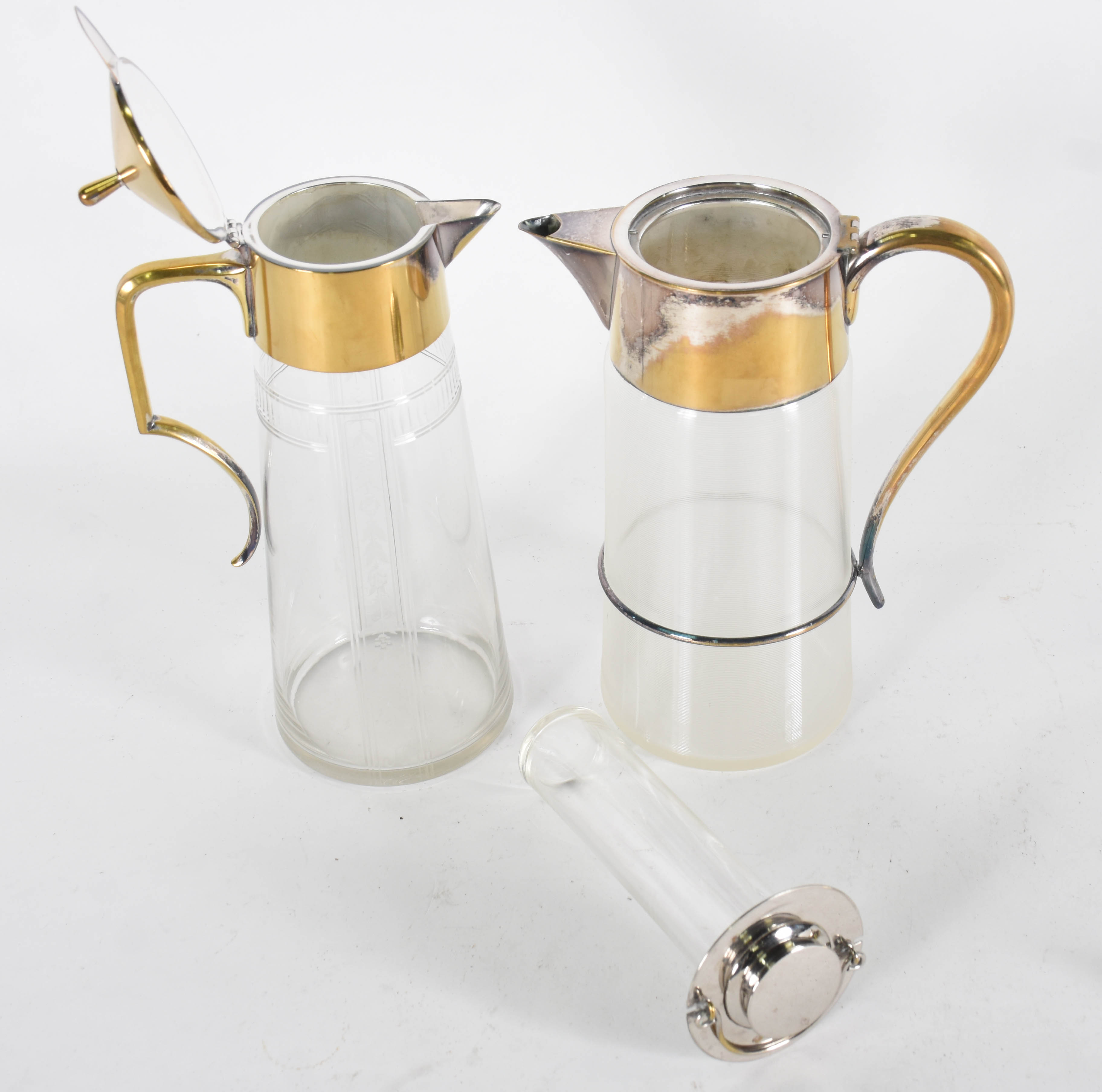 Duas jarras de cristal com alças e bocais de metal , 1 tampa solta... - foto 2 de 5