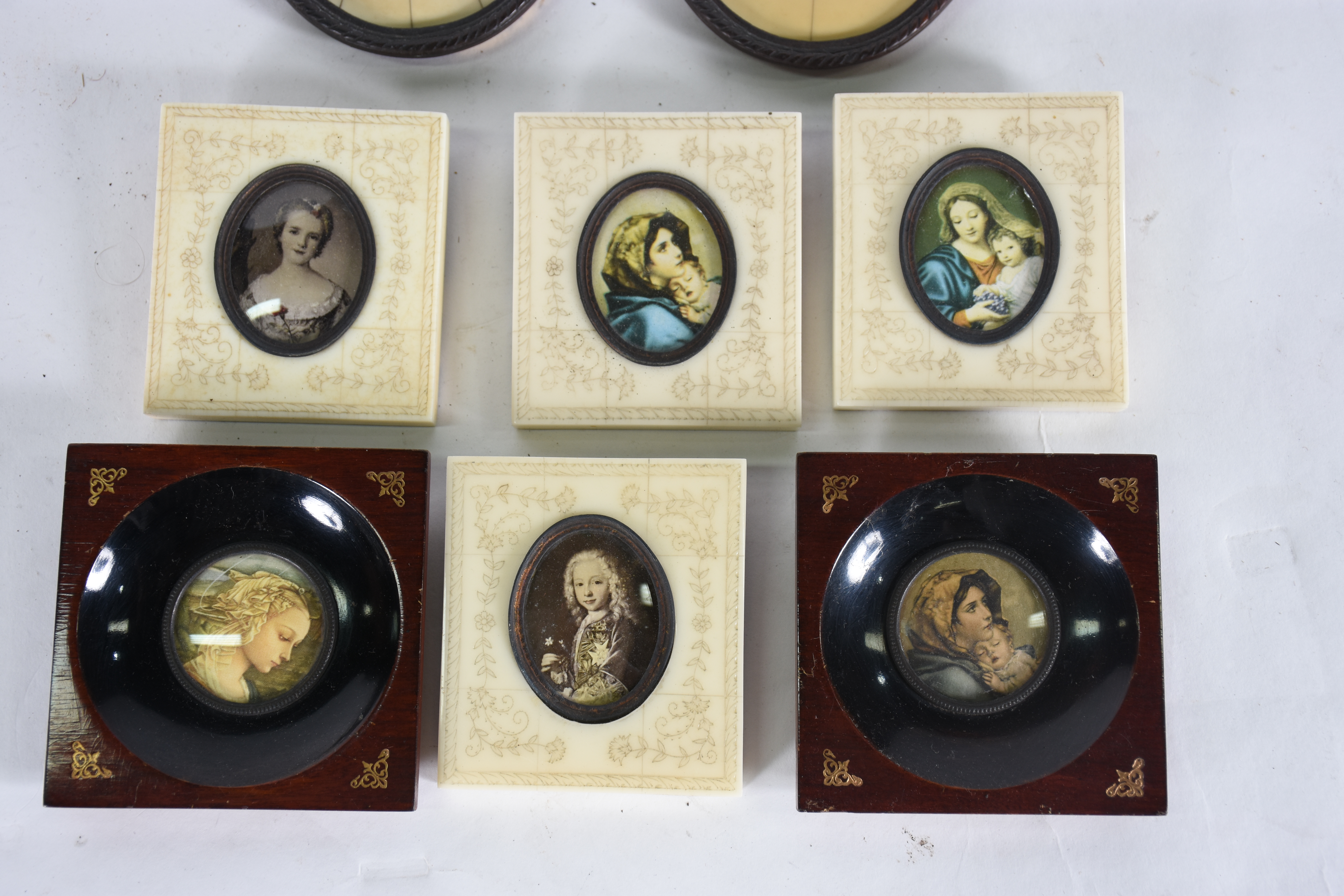 Oito miniaturas diversas (as figuras são reproduções em papel). - foto 3 de 4