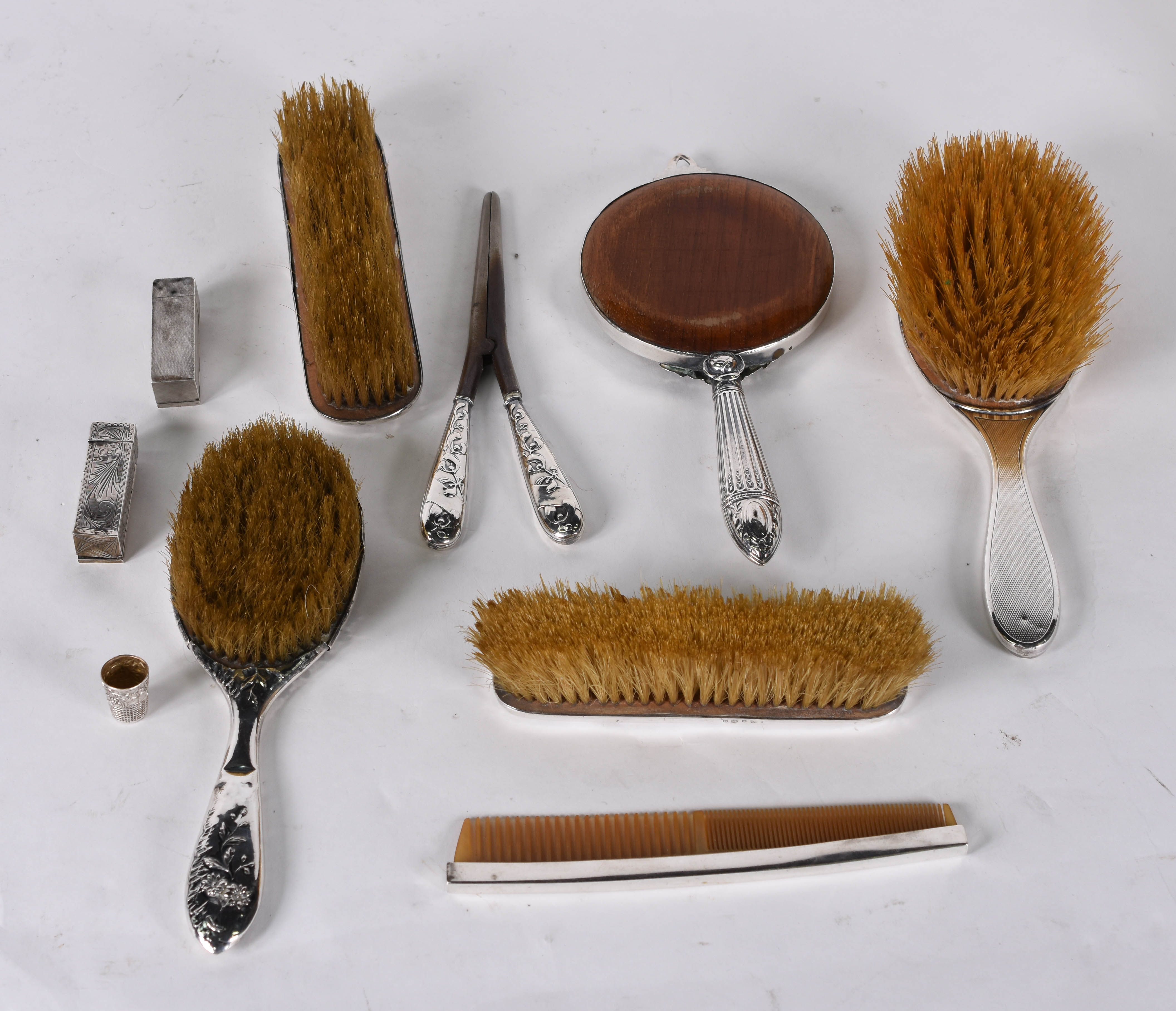 Conjunto para toilette de prata , 1 com 2 escovas e 1 pente e outro... - foto 2 de 5