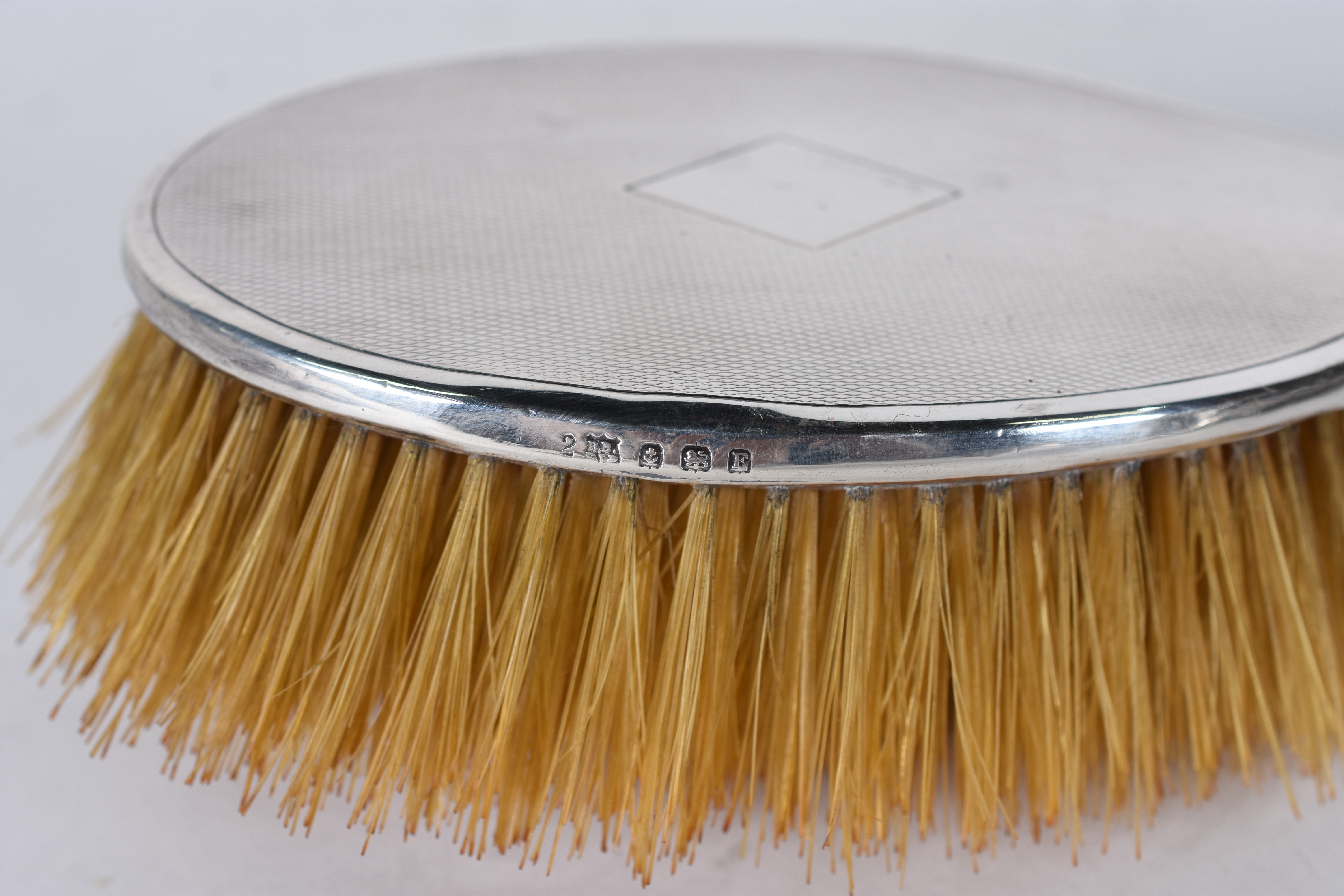 Conjunto para toilette de prata , 1 com 2 escovas e 1 pente e outro... - foto 4 de 5