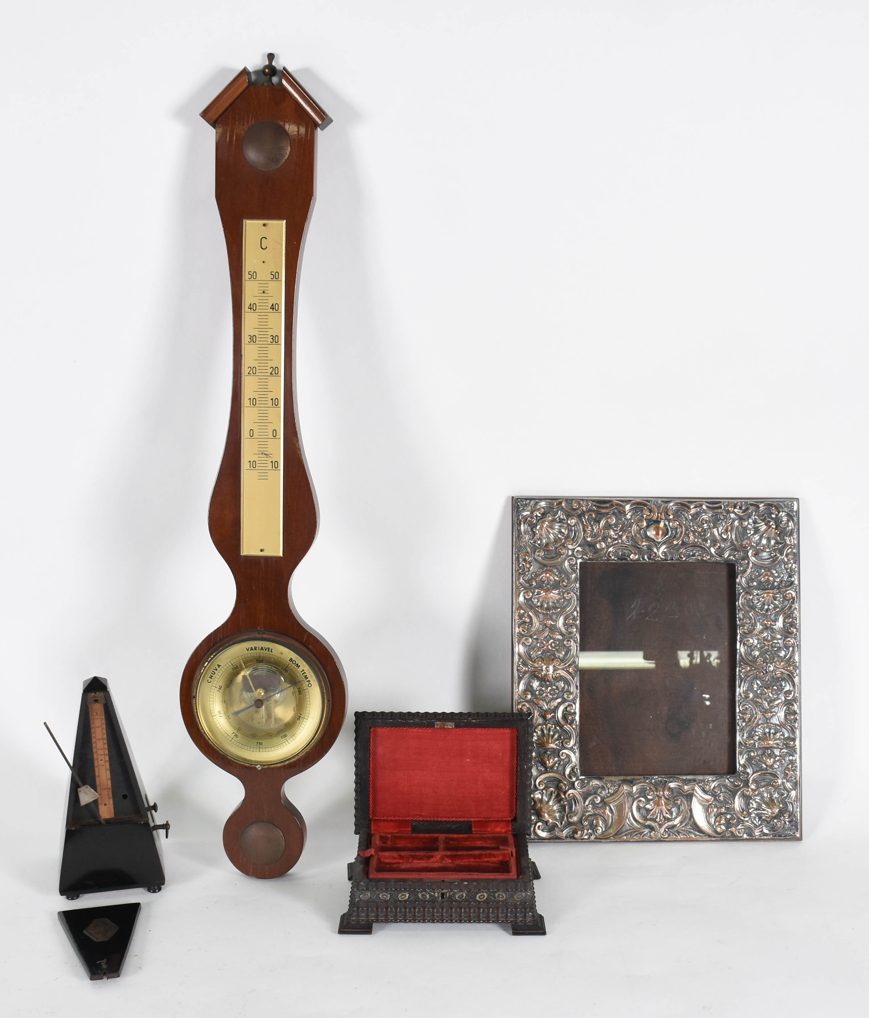 Quatro peças diversas, sendo , porta retrato de mesa, (faltando o... - foto 2 de 6