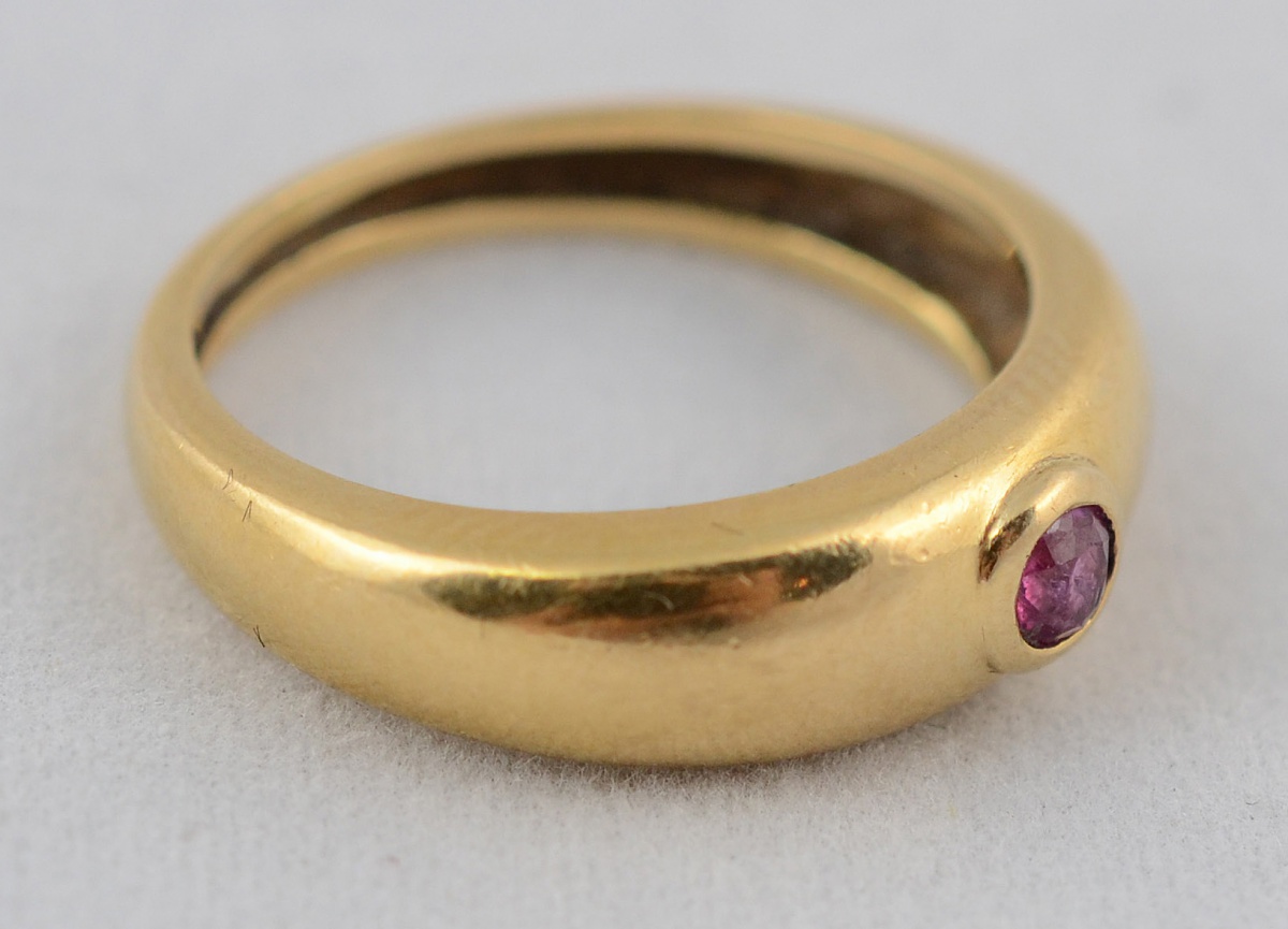 Anel de ouro amarelo 18 k modelo aliança com rubelita. Peso total 3,8... - foto 1 de 2