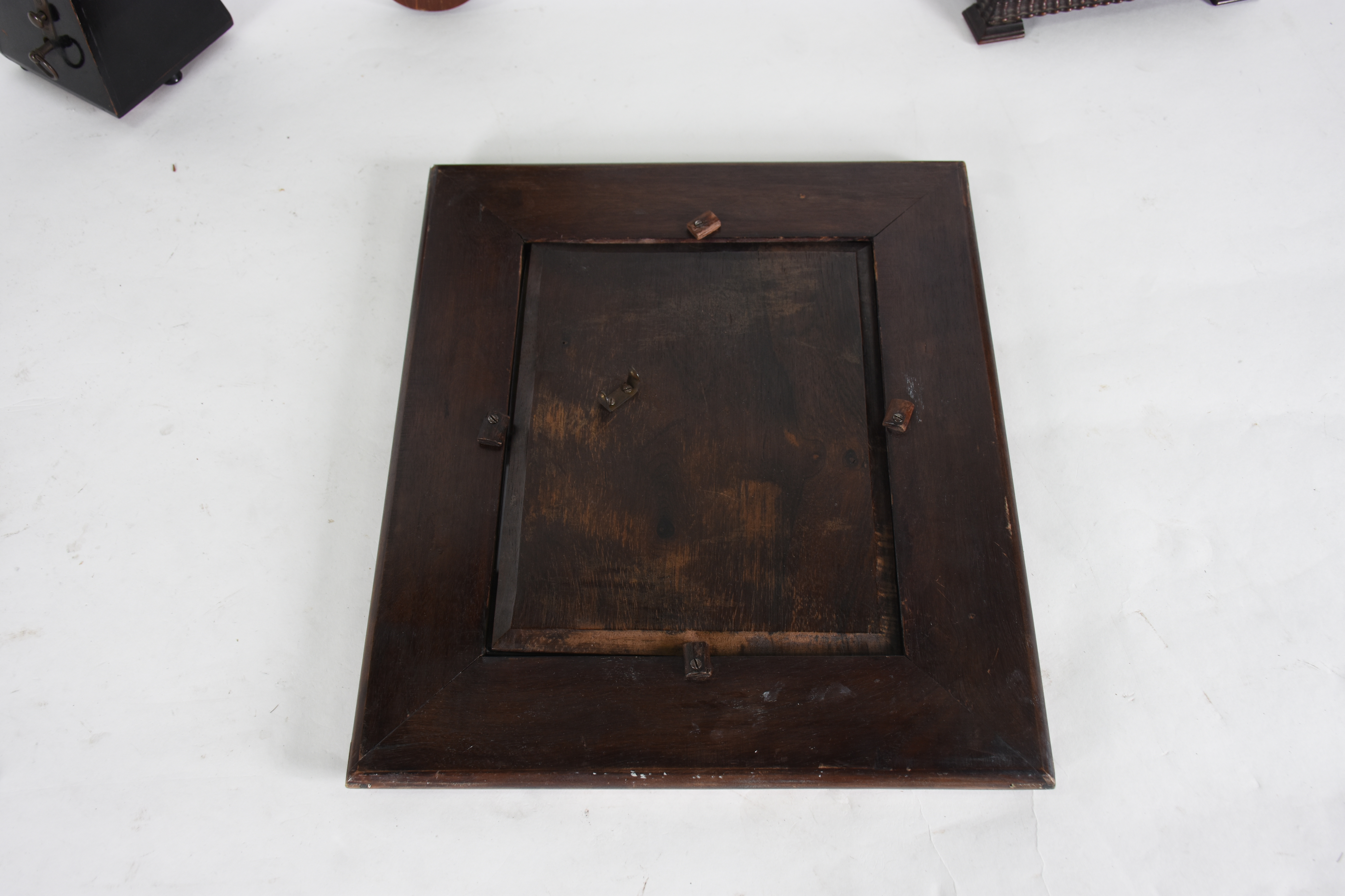 Quatro peças diversas, sendo , porta retrato de mesa, (faltando o... - foto 6 de 6