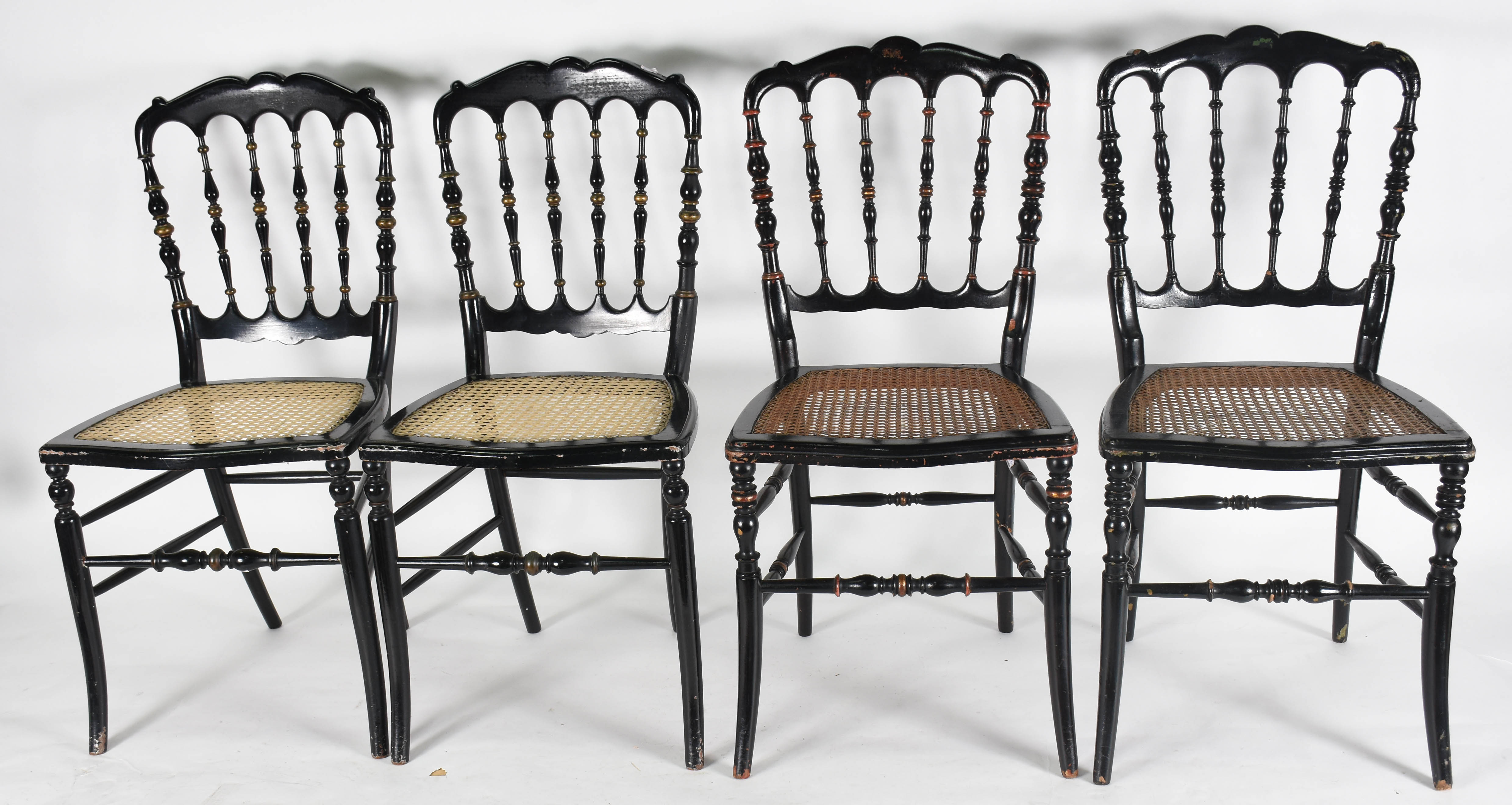 Quatro cadeiras estilo Veneziano , assentos de palhinha ( 2 travas... - foto 1 de 3